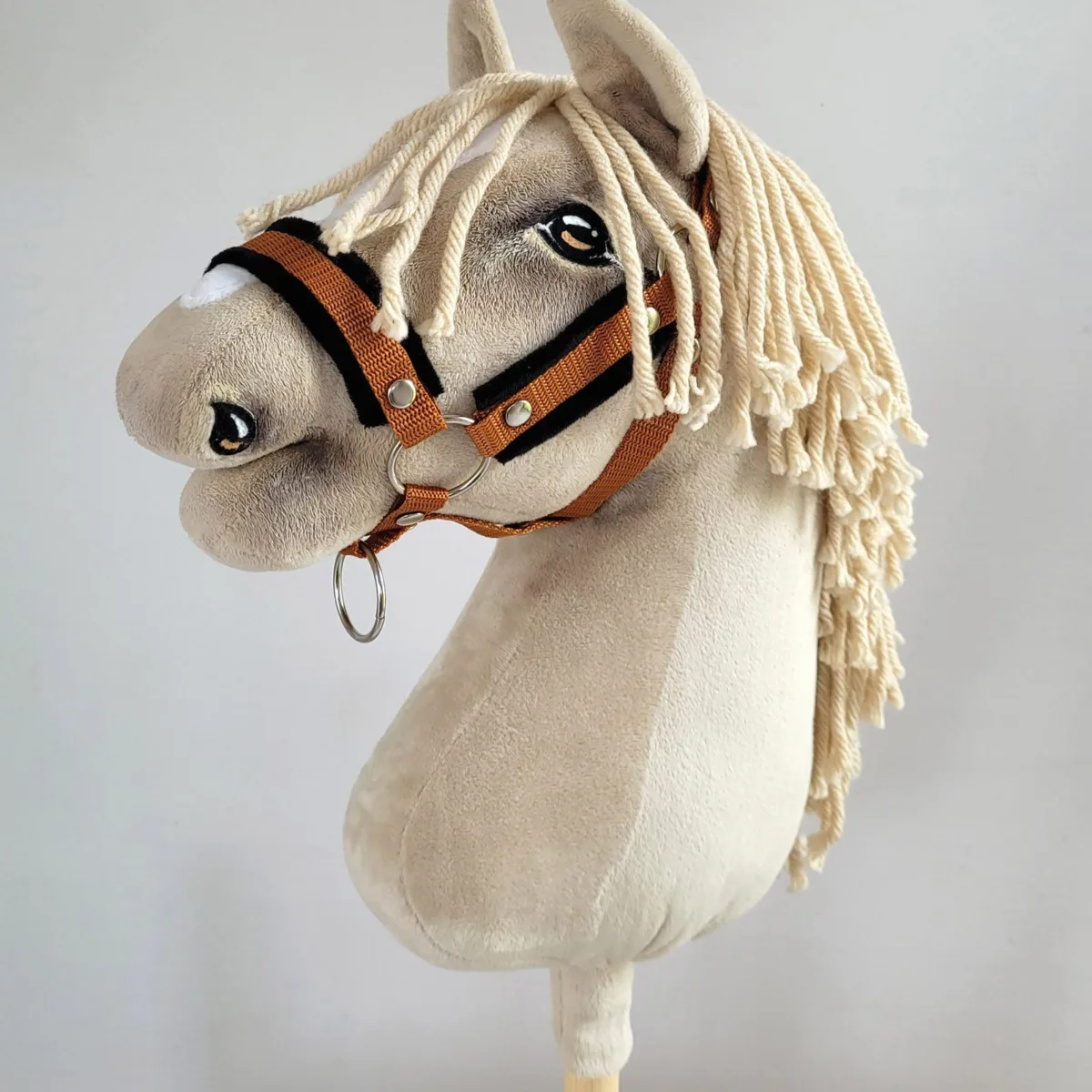 Rinkinys „Hobby Horse“ žirgui: apynasris A3 su juodu kailiuku ir virvinis pavadis, spalvos: geltona ir juoda