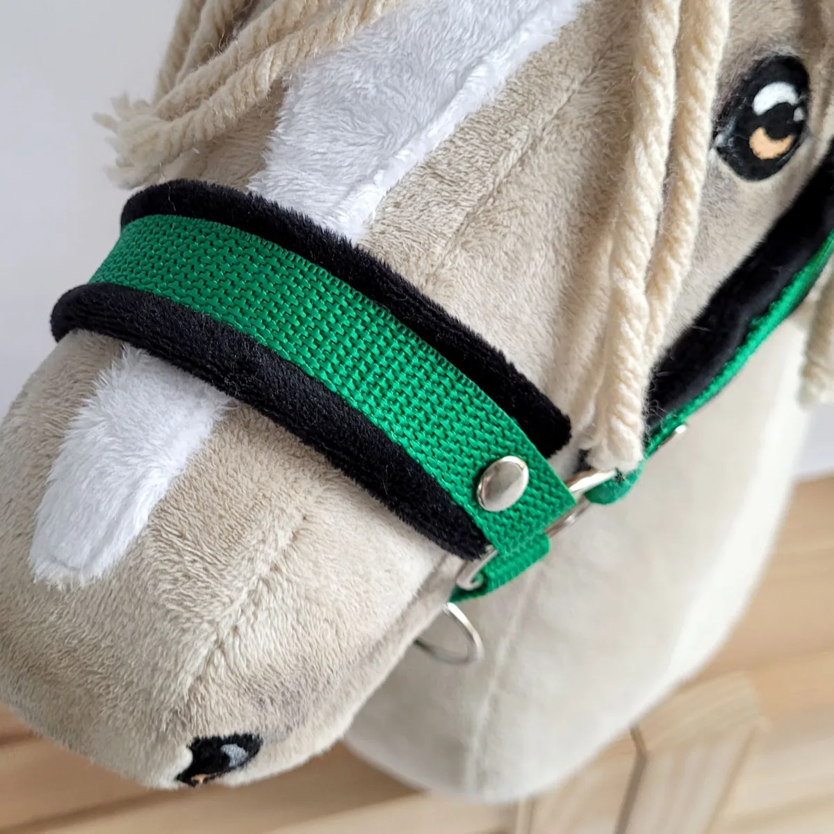 Rinkinys „Hobby Horse“ žirgui: apynasris A3 su juodu kailiuku ir virvinis pavadis, spalva: žalia