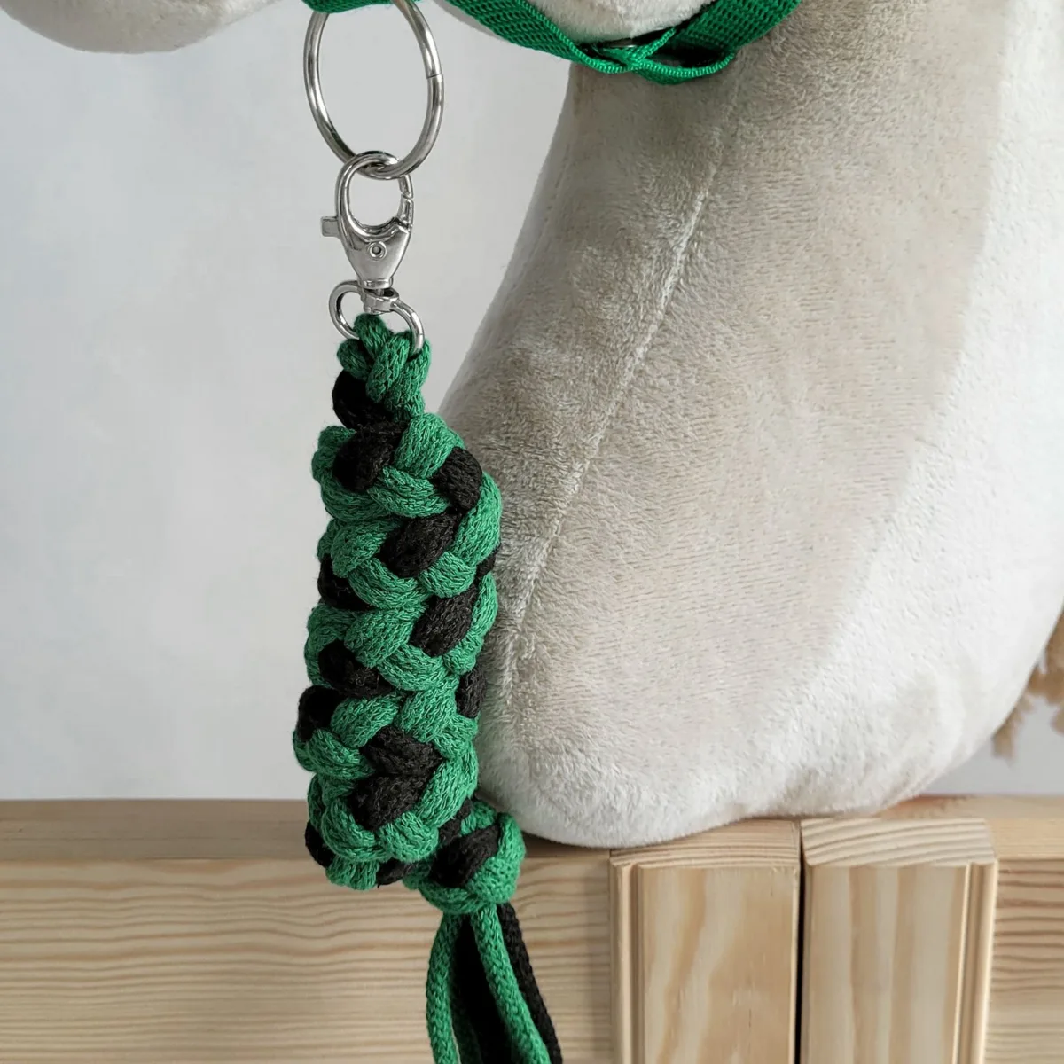 Rinkinys „Hobby Horse“ žirgui: apynasris A3 su juodu kailiuku ir virvinis pavadis, spalva: žalia