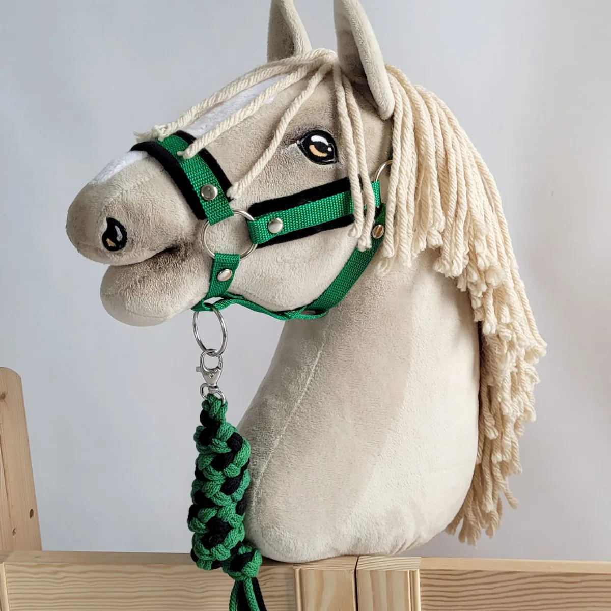 Rinkinys „Hobby Horse“ žirgui: apynasris A3 su juodu kailiuku ir virvinis pavadis, spalva: žalia