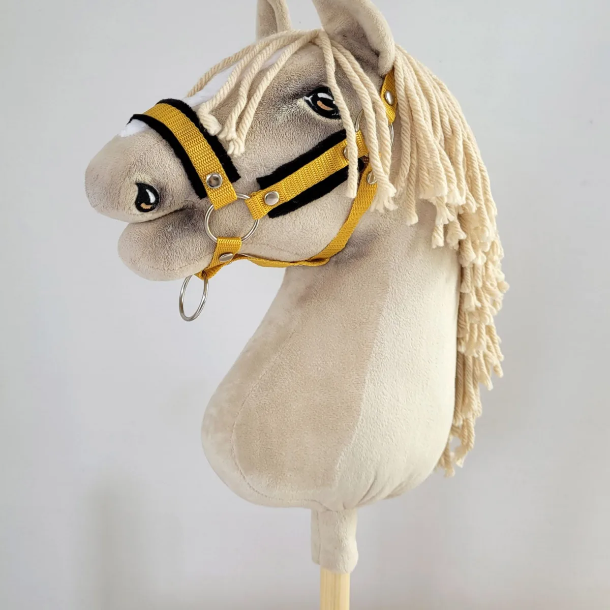 Rinkinys „Hobby Horse“ žirgui: apynasris A3 su juodu kailiuku ir virvinis pavadis, spalvos: geltona ir juoda
