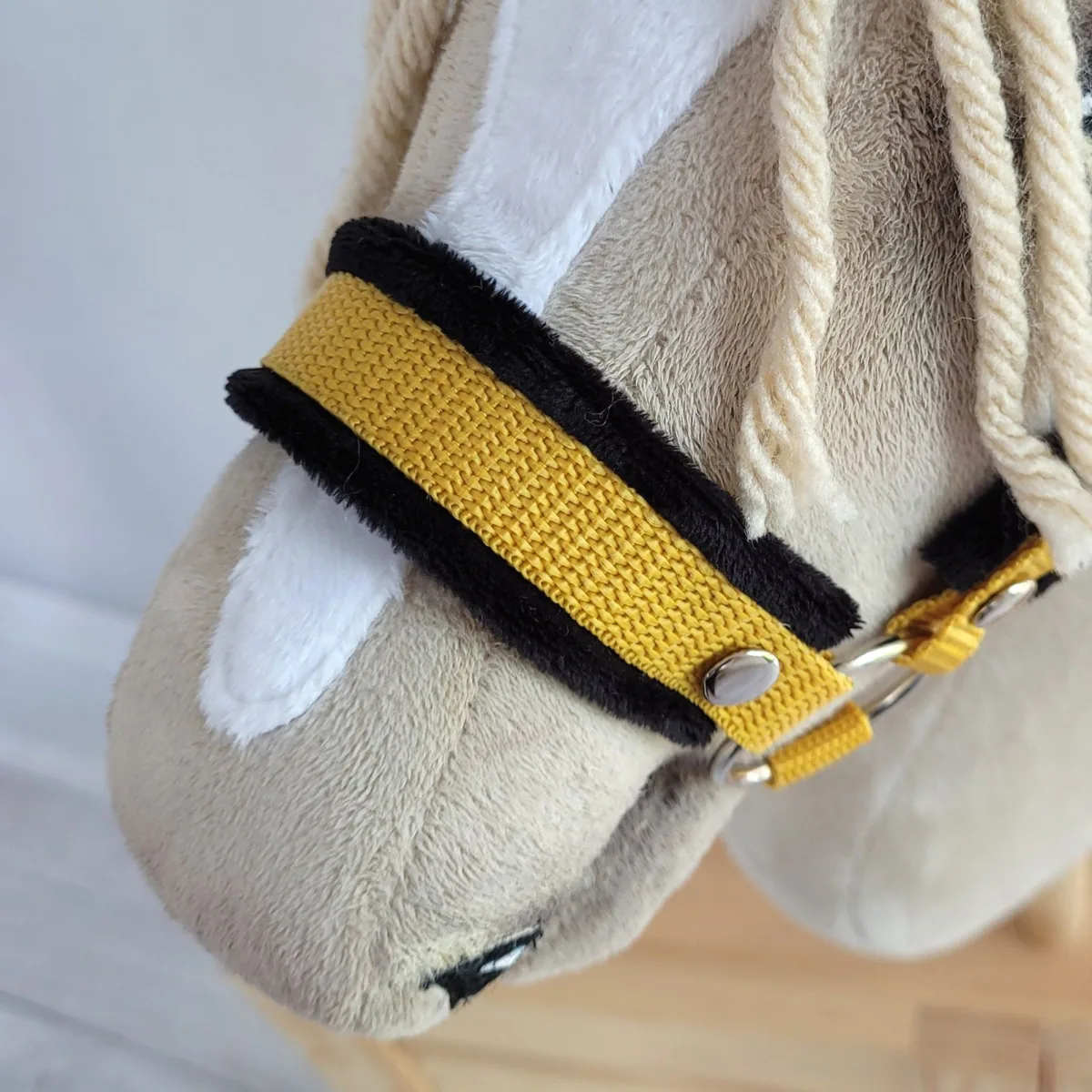 Rinkinys „Hobby Horse“ žirgui: apynasris A3 su juodu kailiuku ir virvinis pavadis, spalvos: geltona ir juoda
