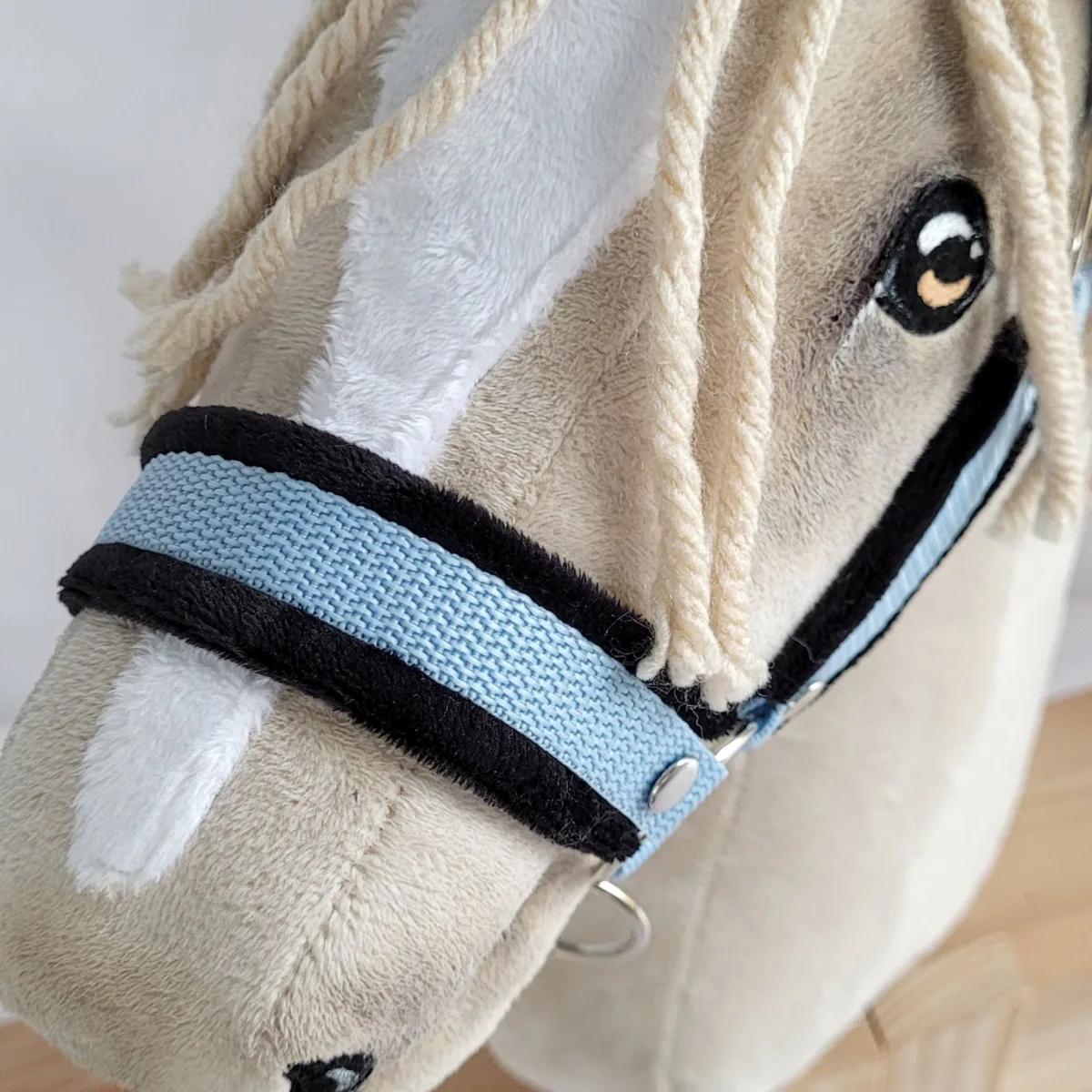 Rinkinys „Hobby Horse“ žirgui: apynasris A3 su juodu kailiuku ir virvinis pavadis, spalvos: mėlyna ir oranžinė