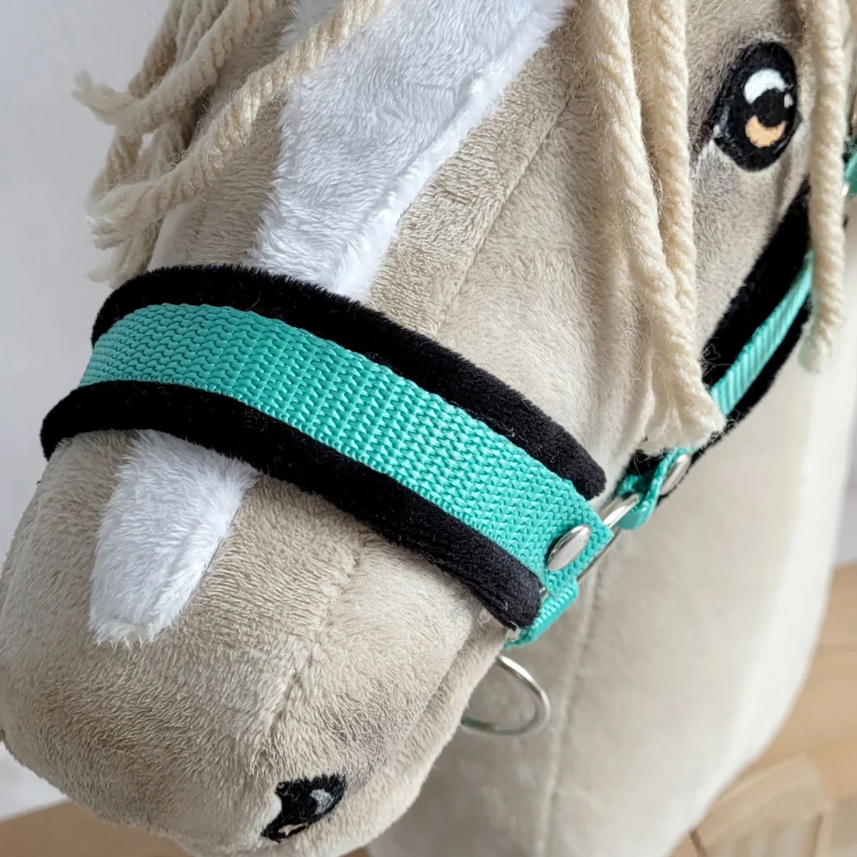 Rinkinys „Hobby Horse“ žirgui: apynasris A3 su juodu kailiuku ir virvinis pavadis, spalva: žalia