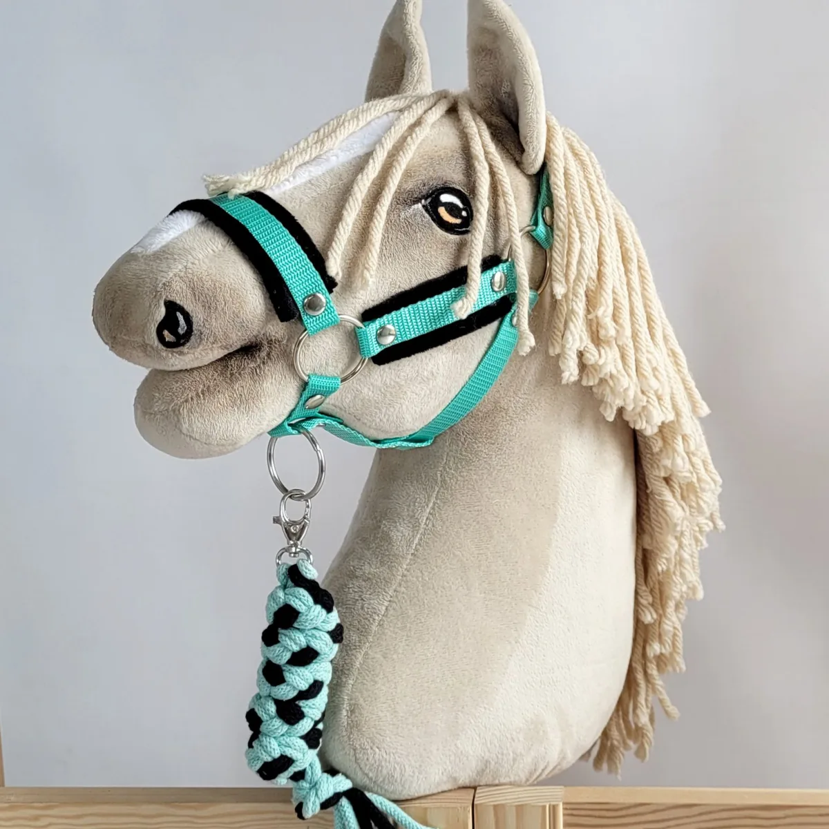 Rinkinys „Hobby Horse“ žirgui: apynasris A3 su juodu kailiuku ir virvinis pavadis, spalva: žalia