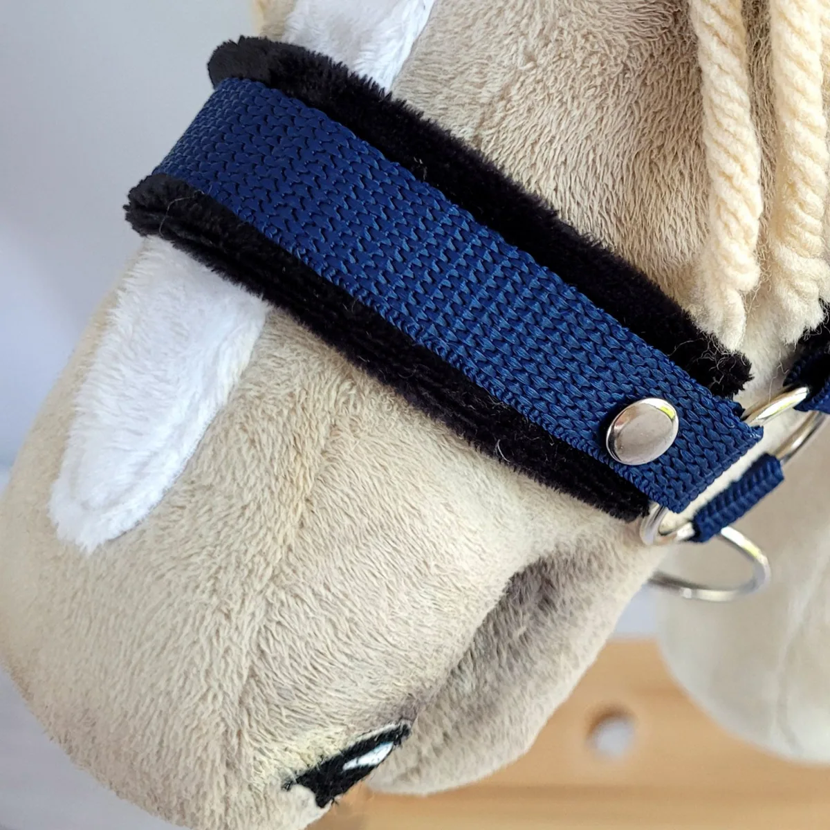Rinkinys „Hobby Horse“ žirgui: apynasris A3 su juodu kailiuku ir virvinis pavadis, spalvos: mėlyna ir oranžinė
