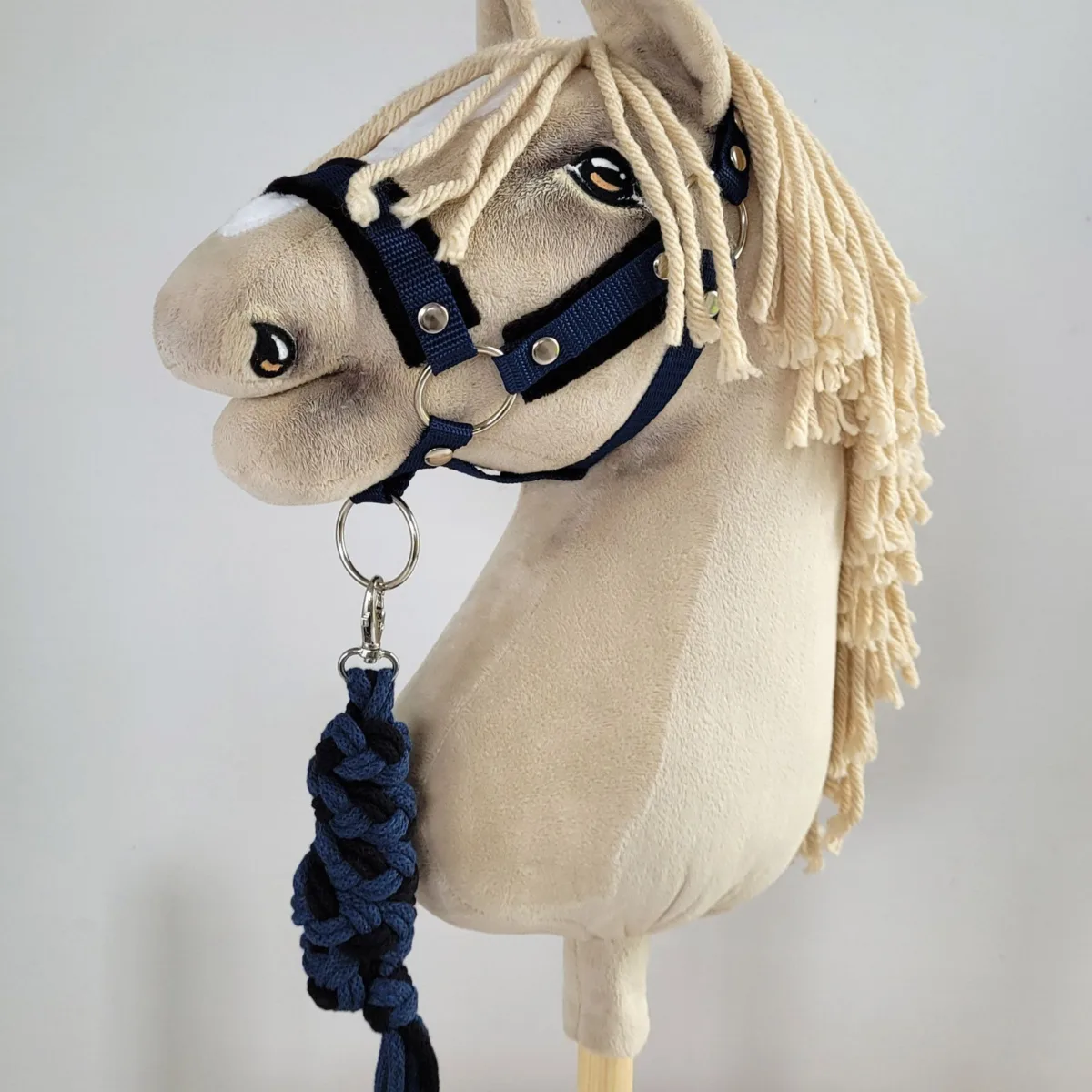 Rinkinys „Hobby Horse“ žirgui: apynasris A3 su juodu kailiuku ir virvinis pavadis, spalvos: mėlyna ir oranžinė