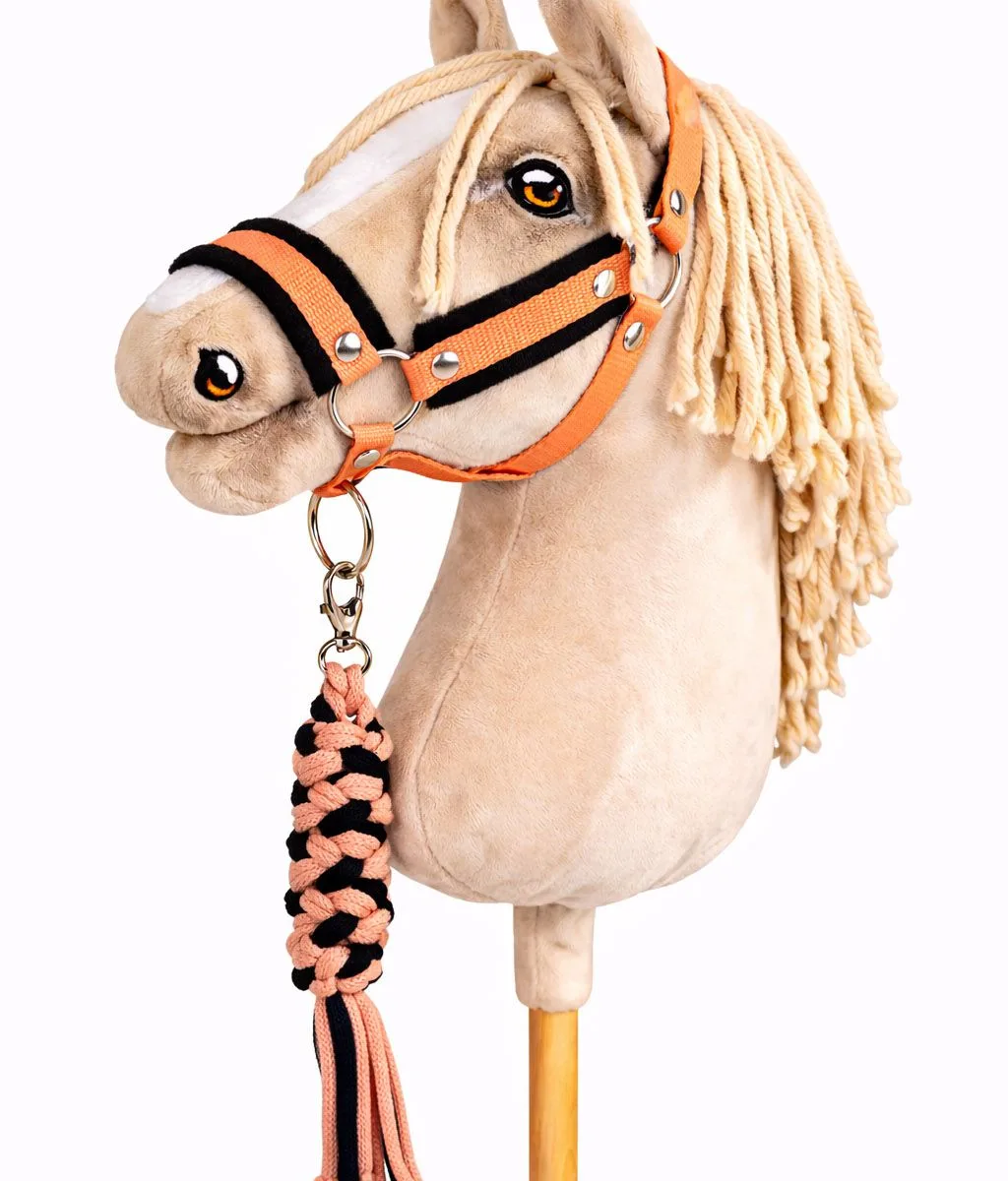 Rinkinys „Hobby Horse“ žirgui: apynasris A3 su juodu kailiuku ir virvinis pavadis, spalvos: mėlyna ir oranžinė