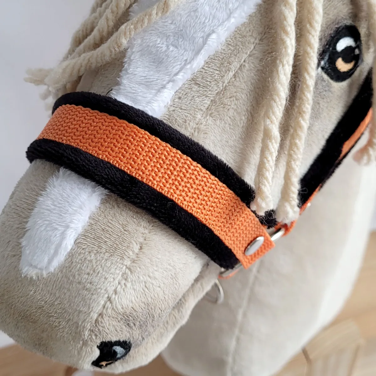 Rinkinys „Hobby Horse“ žirgui: apynasris A3 su juodu kailiuku ir virvinis pavadis, spalvos: mėlyna ir oranžinė
