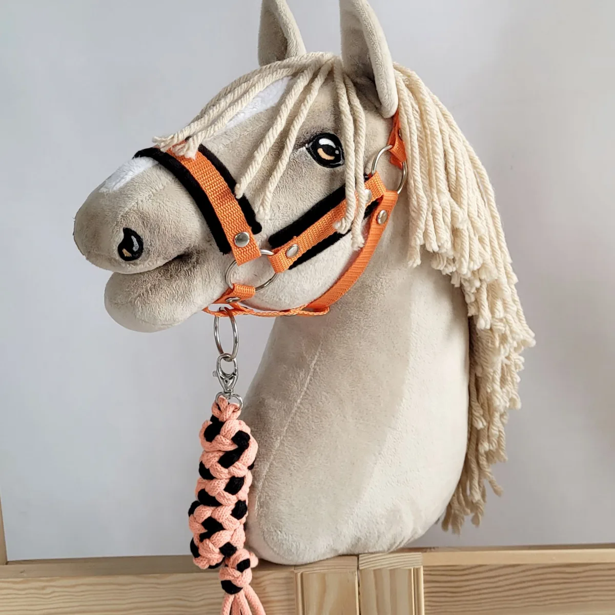 Rinkinys „Hobby Horse“ žirgui: apynasris A3 su juodu kailiuku ir virvinis pavadis, spalvos: mėlyna ir oranžinė