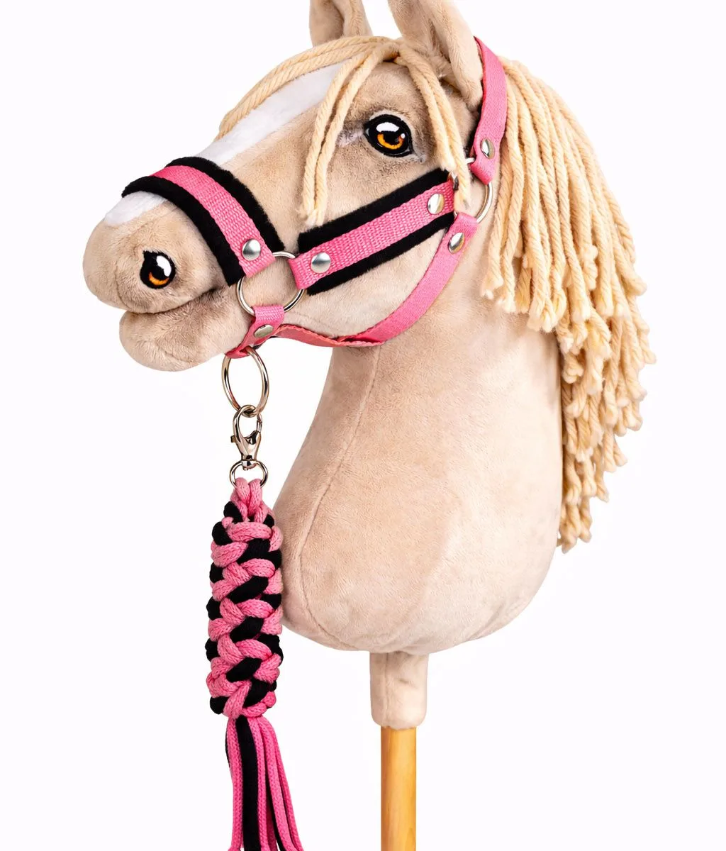 Rinkinys „Hobby Horse“ žirgui: apynasris A3 su juodu kailiuku ir virvinis pavadis, spalvos: oranžinė, raudona ir rožinė