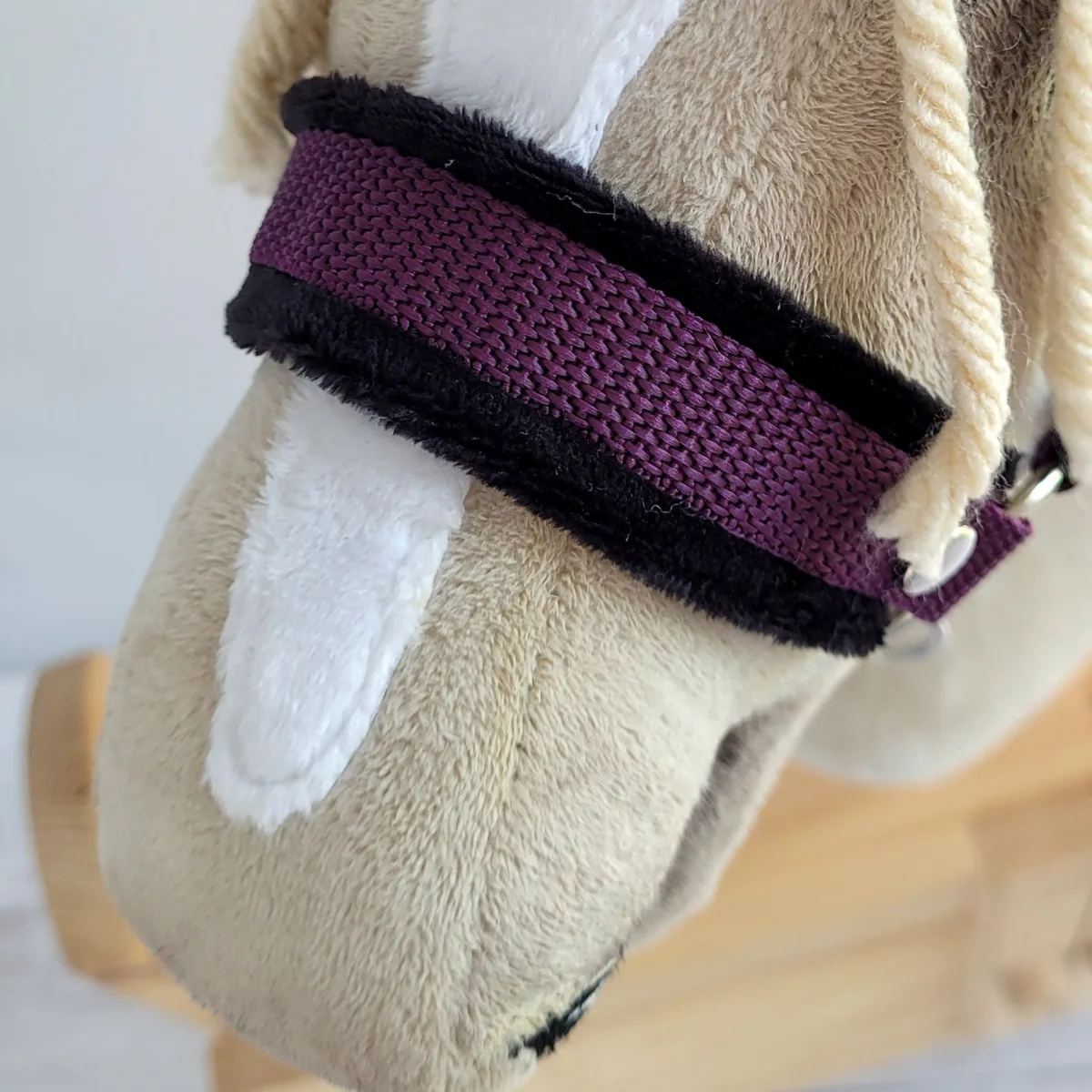 Rinkinys „Hobby Horse“ žirgui: apynasris A3 su juodu kailiuku ir virvinis pavadis, spalvos: geltona ir juoda