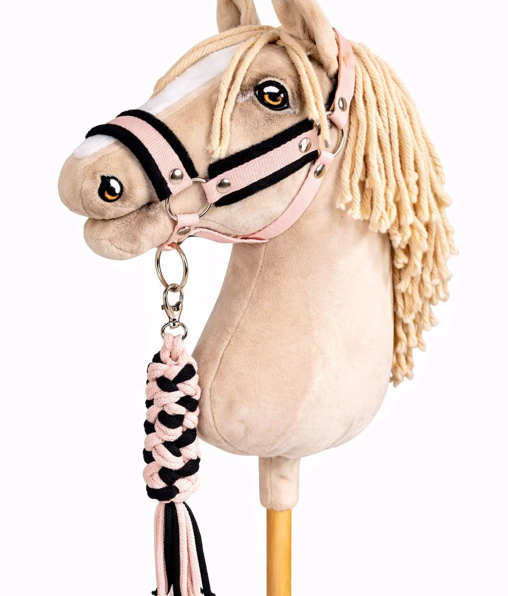 Rinkinys „Hobby Horse“ žirgui: apynasris A3 su juodu kailiuku ir virvinis pavadis, spalvos: rožinė, ruda ir kitos