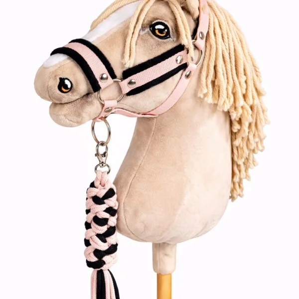 Rinkinys „Hobby Horse“ žirgui: apynasris A3 su juodu kailiuku ir virvinis pavadis, spalvos: rožinė, ruda ir kitos