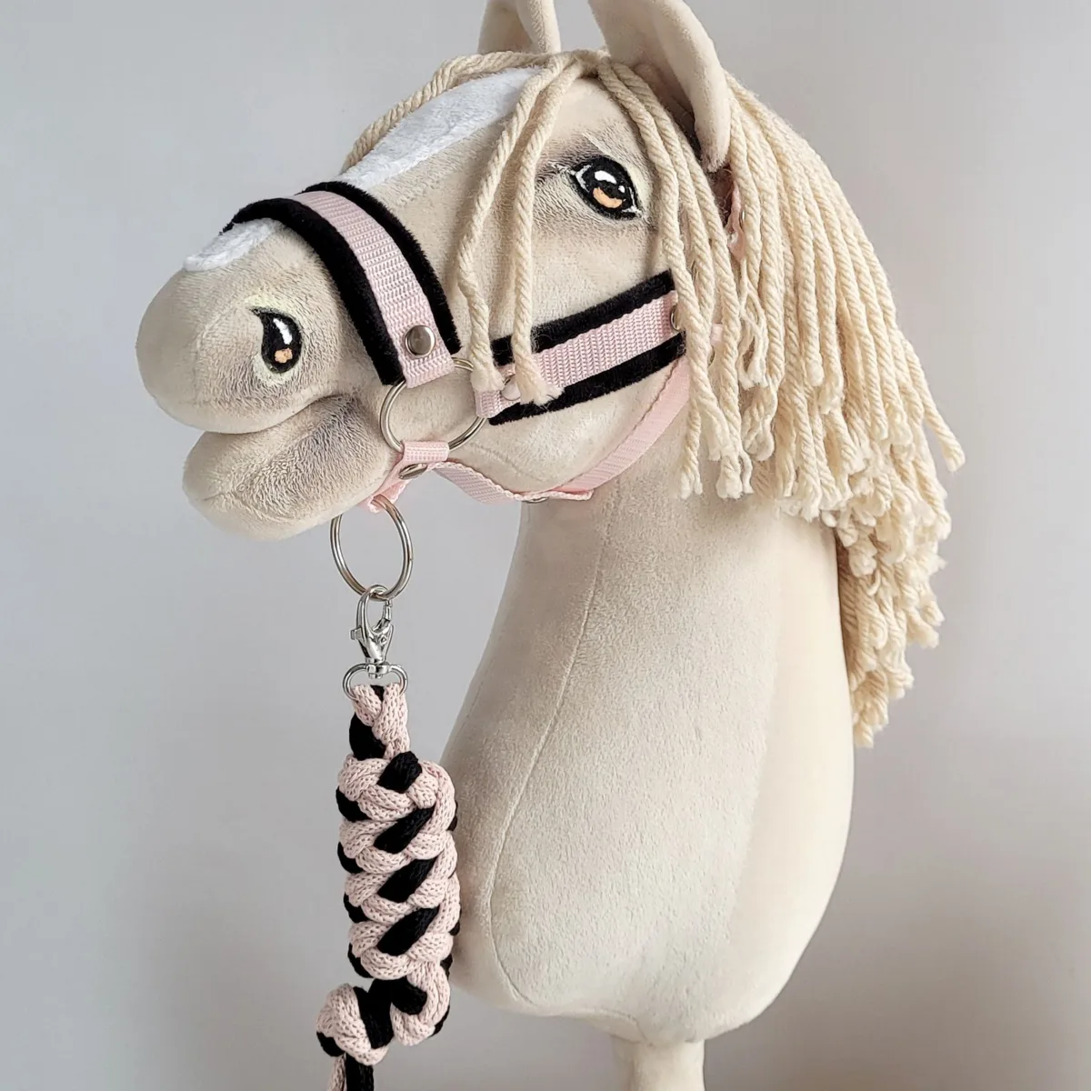 Rinkinys „Hobby Horse“ žirgui: apynasris A3 su juodu kailiuku ir virvinis pavadis, spalvos: rožinė, ruda ir kitos