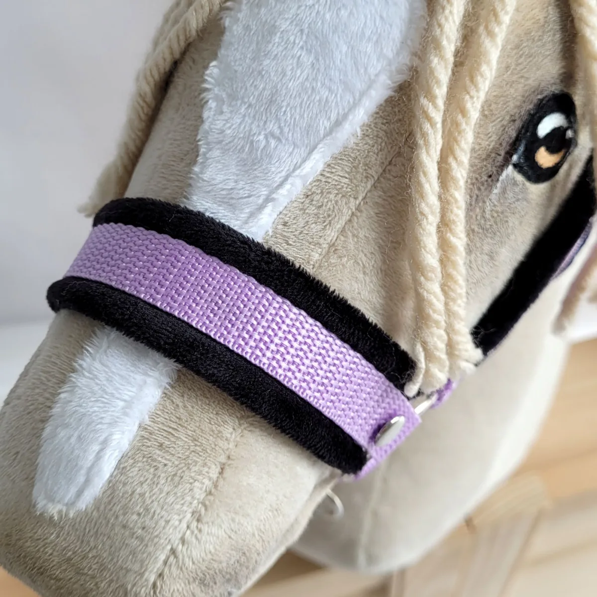 Rinkinys „Hobby Horse“ žirgui: apynasris A3 su juodu kailiuku ir virvinis pavadis, spalvos: rožinė, ruda ir kitos