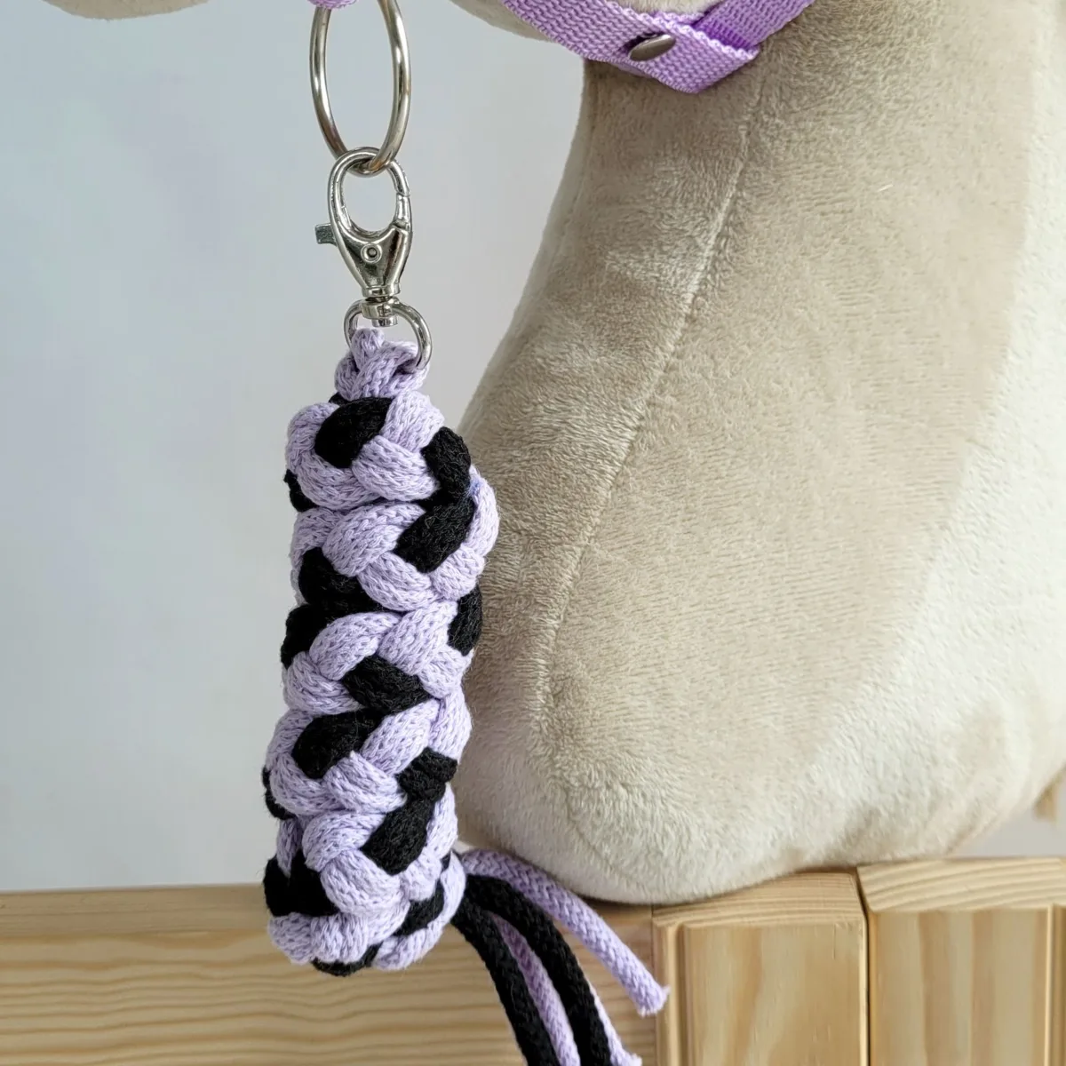 Rinkinys „Hobby Horse“ žirgui: apynasris A3 su juodu kailiuku ir virvinis pavadis, spalvos: rožinė, ruda ir kitos