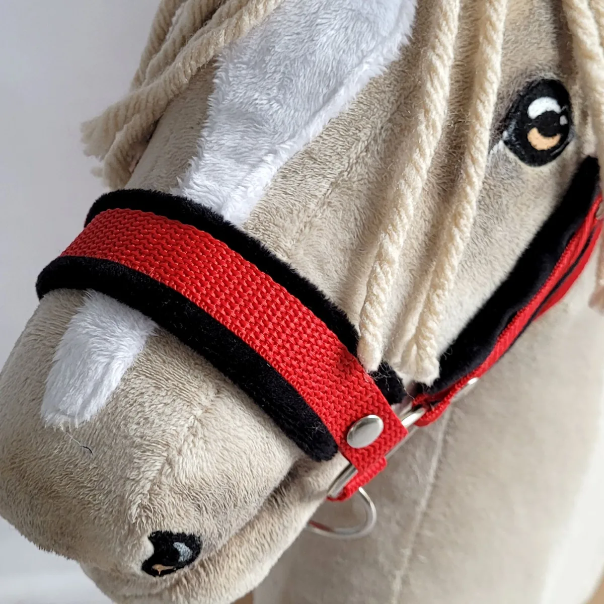 Rinkinys „Hobby Horse“ žirgui: apynasris A3 su juodu kailiuku ir virvinis pavadis, spalvos: oranžinė, raudona ir rožinė