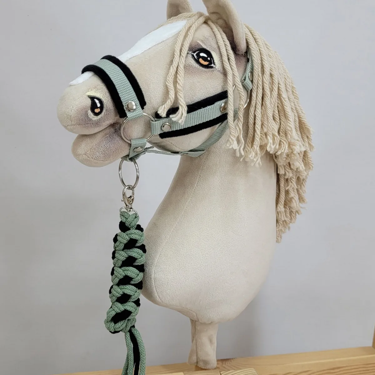 Rinkinys „Hobby Horse“ žirgui: apynasris A3 su juodu kailiuku ir virvinis pavadis, spalva: žalia