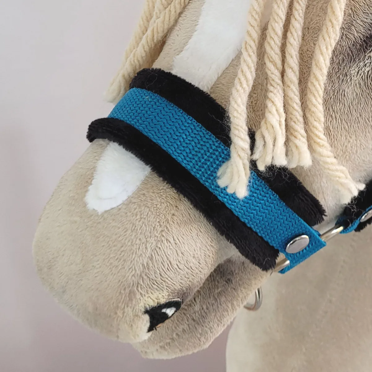 Rinkinys „Hobby Horse“ žirgui: apynasris A3 su juodu kailiuku ir virvinis pavadis, spalvos: mėlyna ir oranžinė