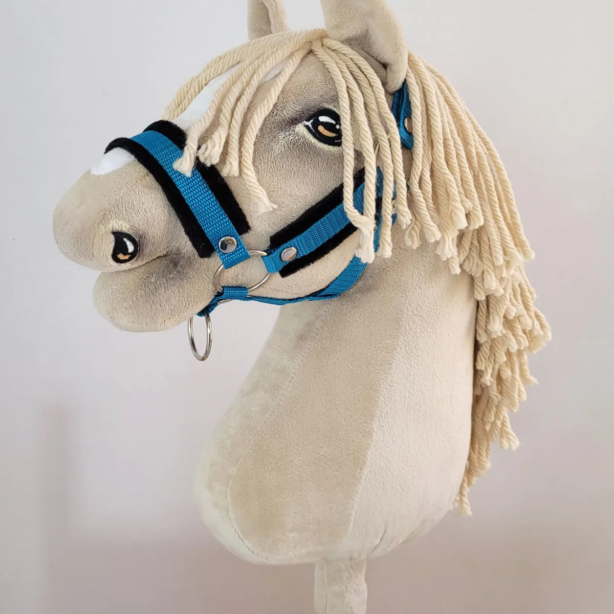 Rinkinys „Hobby Horse“ žirgui: apynasris A3 su juodu kailiuku ir virvinis pavadis, spalvos: mėlyna ir oranžinė