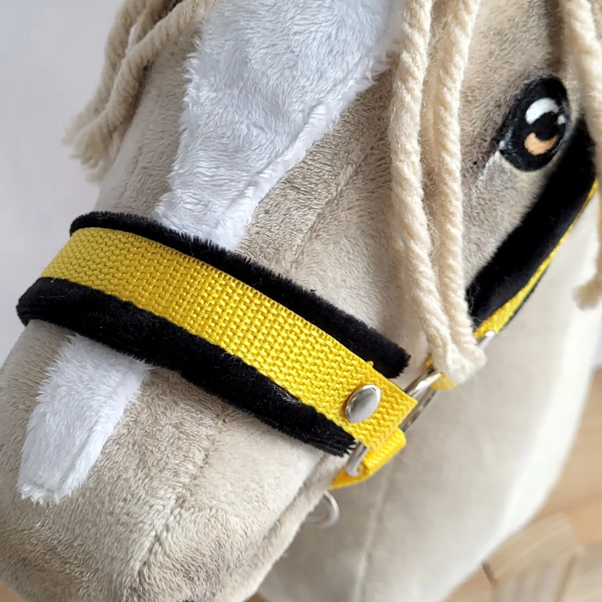 Rinkinys „Hobby Horse“ žirgui: apynasris A3 su juodu kailiuku ir virvinis pavadis, spalvos: geltona ir juoda