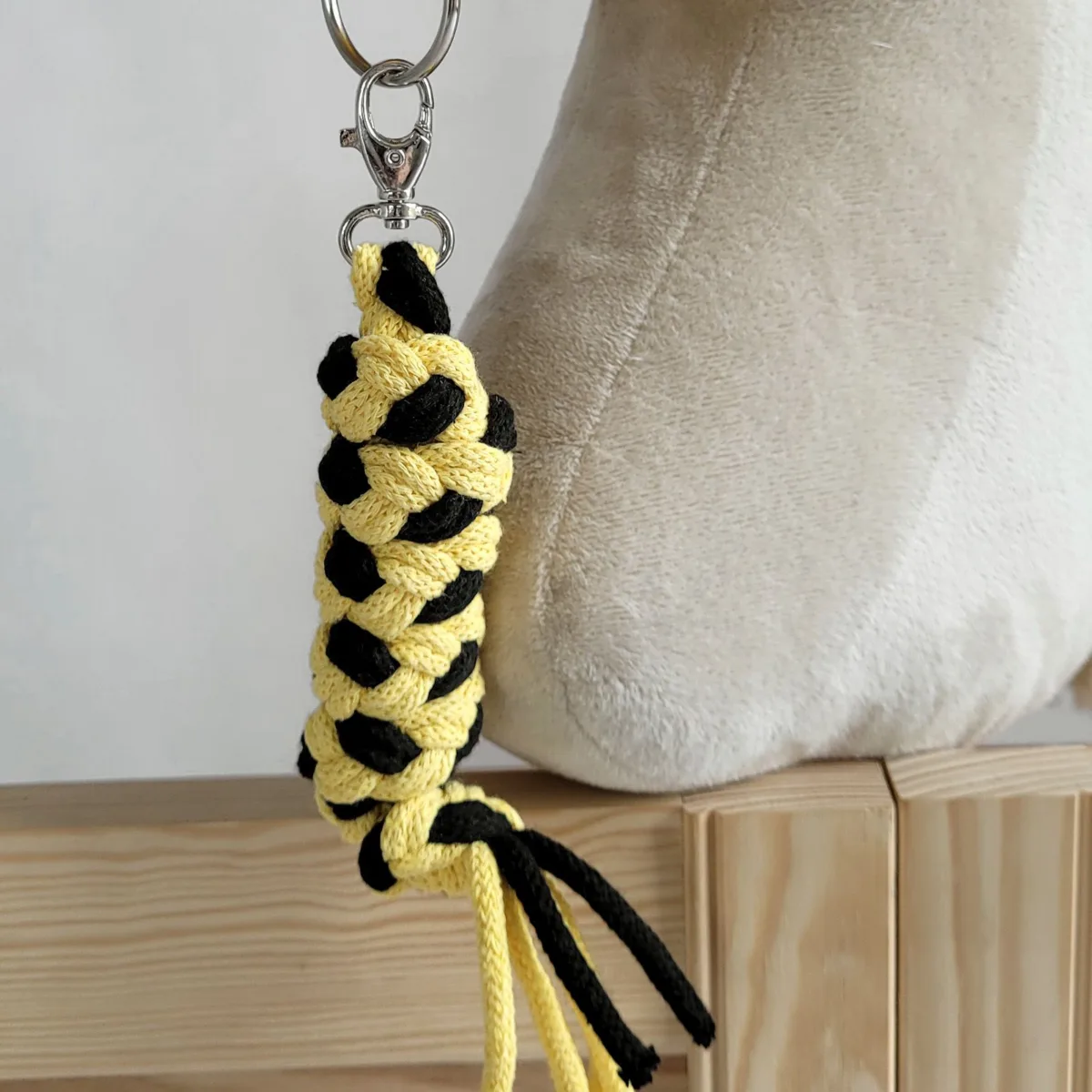 Rinkinys „Hobby Horse“ žirgui: apynasris A3 su juodu kailiuku ir virvinis pavadis, spalvos: geltona ir juoda