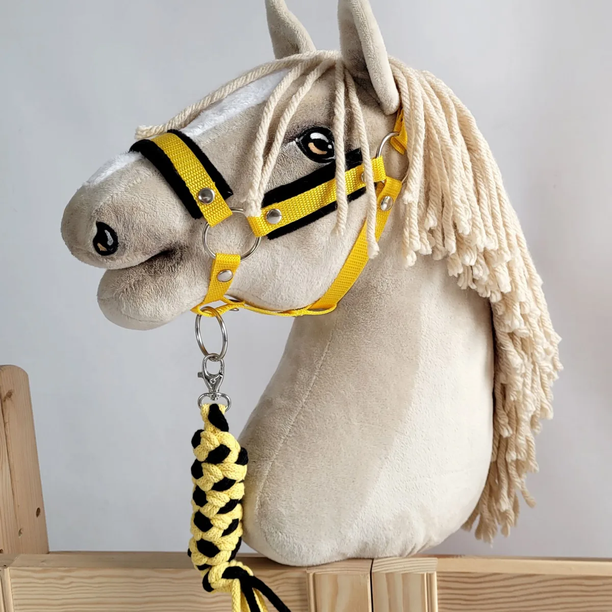 Rinkinys „Hobby Horse“ žirgui: apynasris A3 su juodu kailiuku ir virvinis pavadis, spalvos: geltona ir juoda