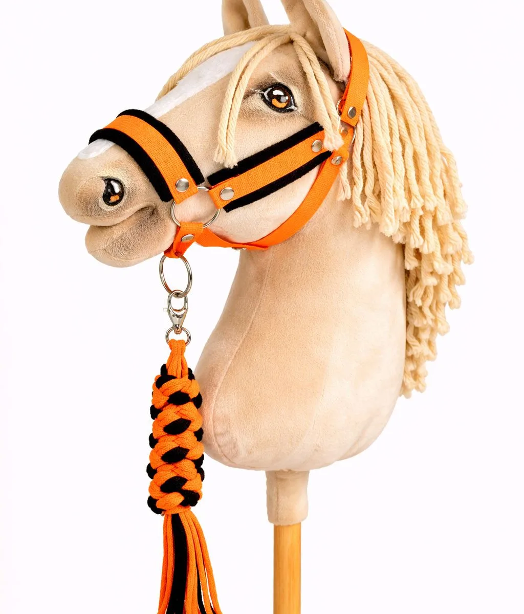 Rinkinys „Hobby Horse“ žirgui: apynasris A3 su juodu kailiuku ir virvinis pavadis, spalvos: oranžinė, raudona ir rožinė