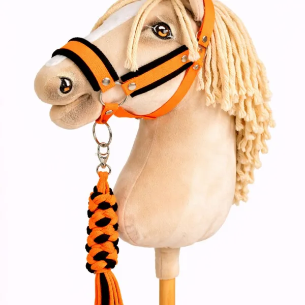 Rinkinys „Hobby Horse“ žirgui: apynasris A3 su juodu kailiuku ir virvinis pavadis, spalvos: oranžinė, raudona ir rožinė