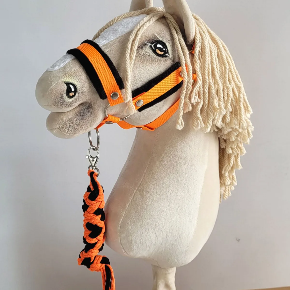 Rinkinys „Hobby Horse“ žirgui: apynasris A3 su juodu kailiuku ir virvinis pavadis, spalvos: oranžinė, raudona ir rožinė