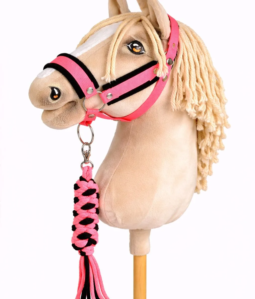 Rinkinys „Hobby Horse“ žirgui: apynasris A3 su juodu kailiuku ir virvinis pavadis, spalvos: rožinė, ruda ir kitos