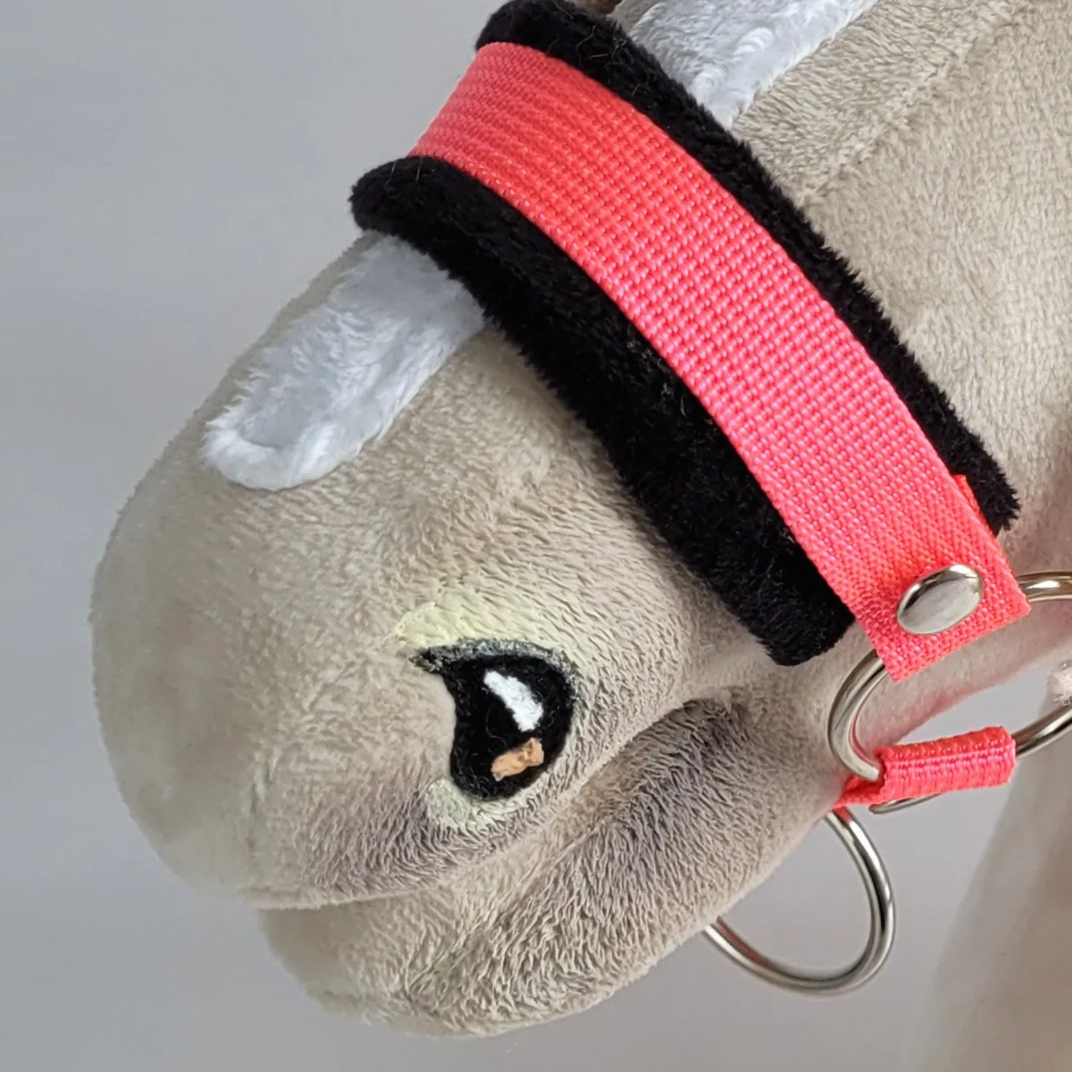 Rinkinys „Hobby Horse“ žirgui: apynasris A3 su juodu kailiuku ir virvinis pavadis, spalvos: rožinė, ruda ir kitos