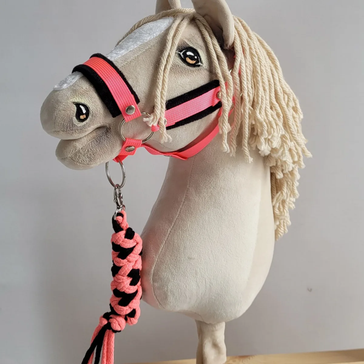 Rinkinys „Hobby Horse“ žirgui: apynasris A3 su juodu kailiuku ir virvinis pavadis, spalvos: rožinė, ruda ir kitos
