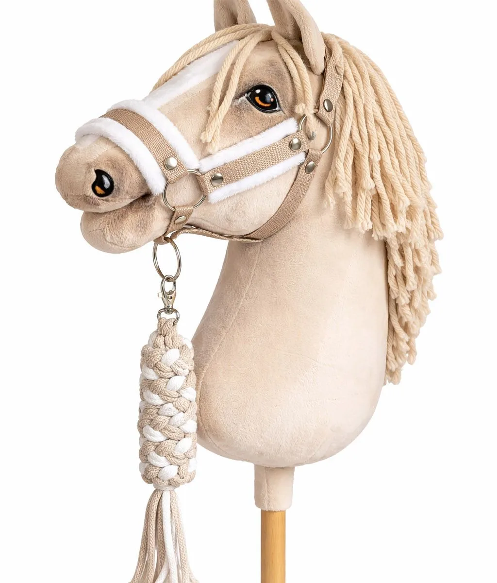Rinkinys „Hobby Horse“ žirgui: apynasris A3 su baltu kailiuku ir virvinis pavadis, spalvos: rožinė, ruda ir kitos