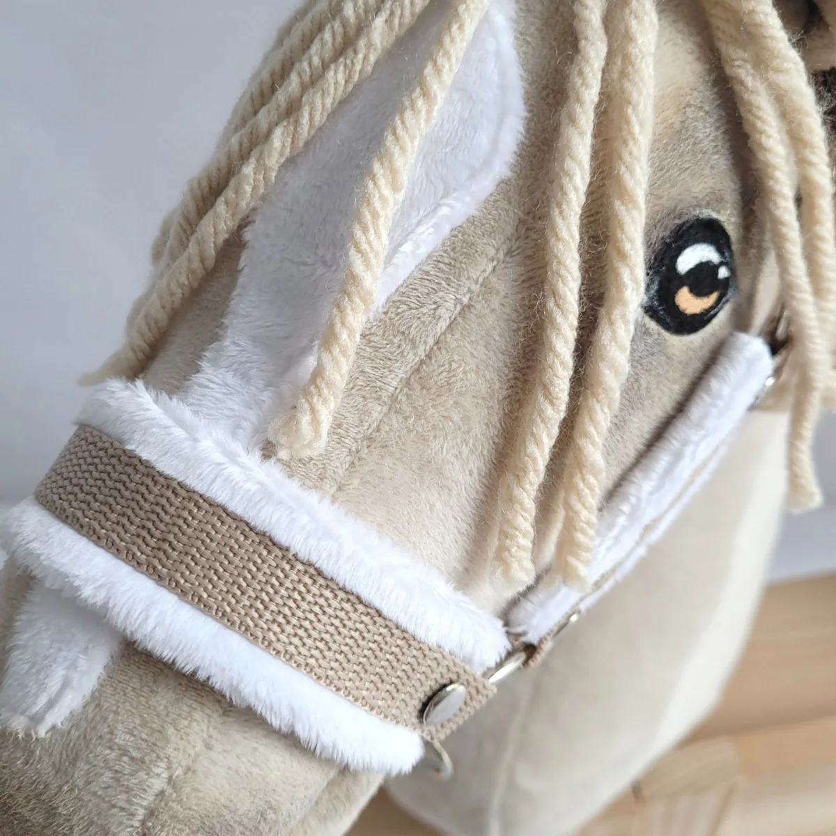 Rinkinys „Hobby Horse“ žirgui: apynasris A3 su baltu kailiuku ir virvinis pavadis, spalvos: rožinė, ruda ir kitos