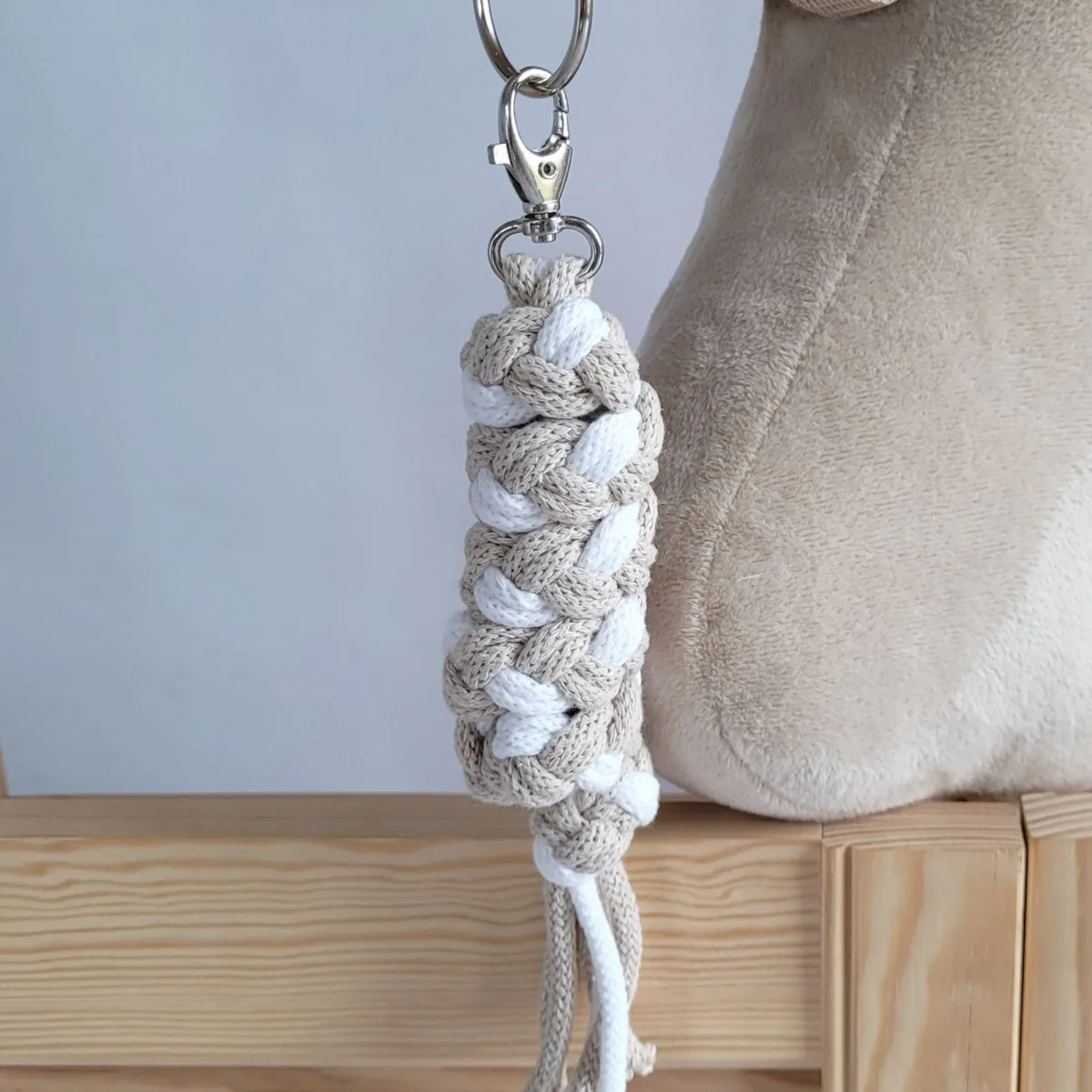 Rinkinys „Hobby Horse“ žirgui: apynasris A3 su baltu kailiuku ir virvinis pavadis, spalvos: rožinė, ruda ir kitos