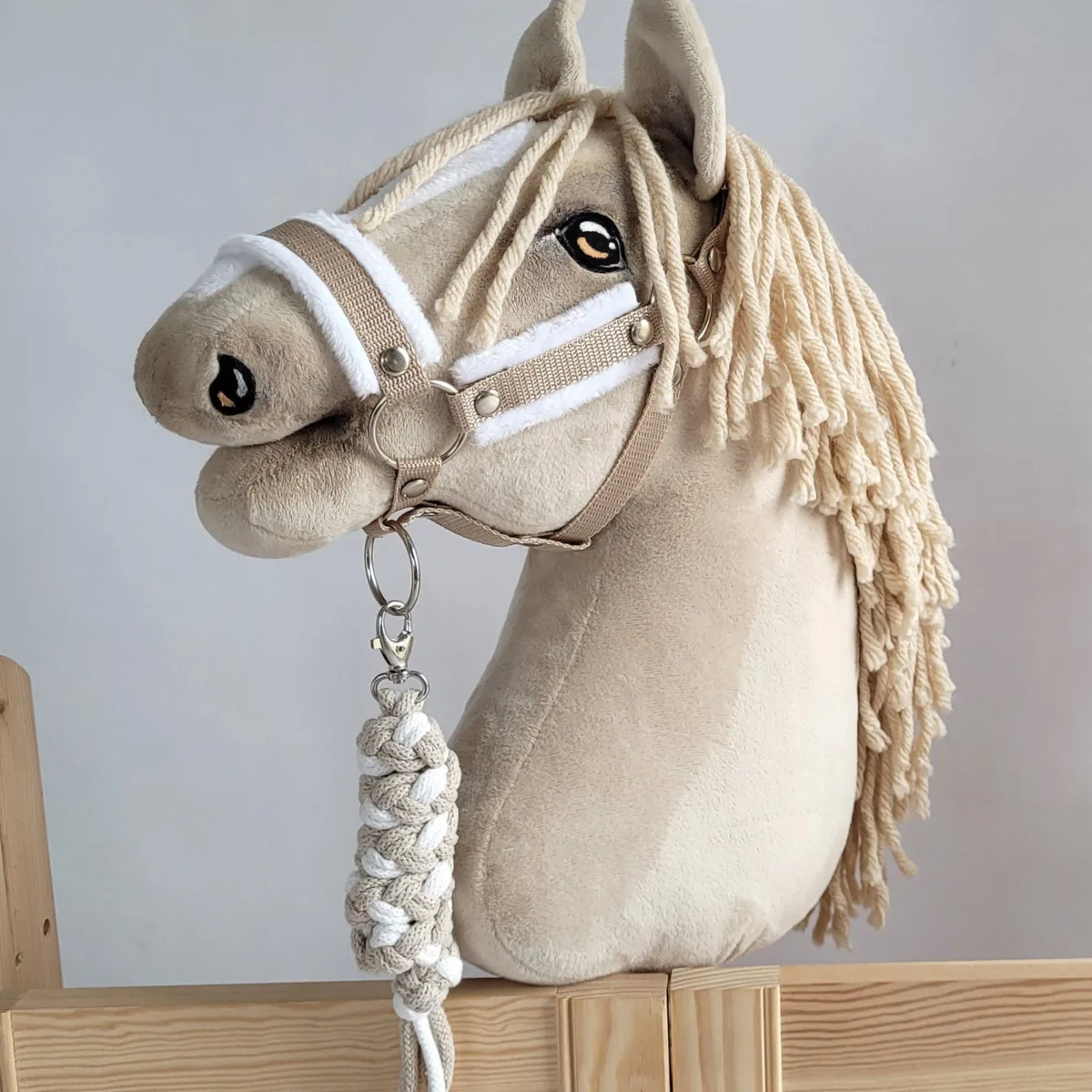 Rinkinys „Hobby Horse“ žirgui: apynasris A3 su baltu kailiuku ir virvinis pavadis, spalvos: rožinė, ruda ir kitos
