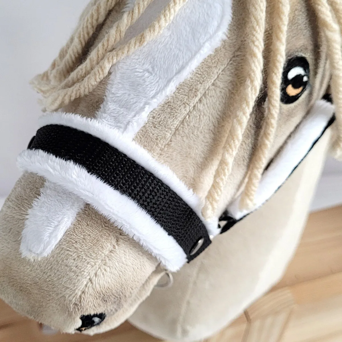 Rinkinys „Hobby Horse“ žirgui: apynasris A3 su baltu kailiuku ir virvinis pavadis, spalvos: balta, geltona ir juoda