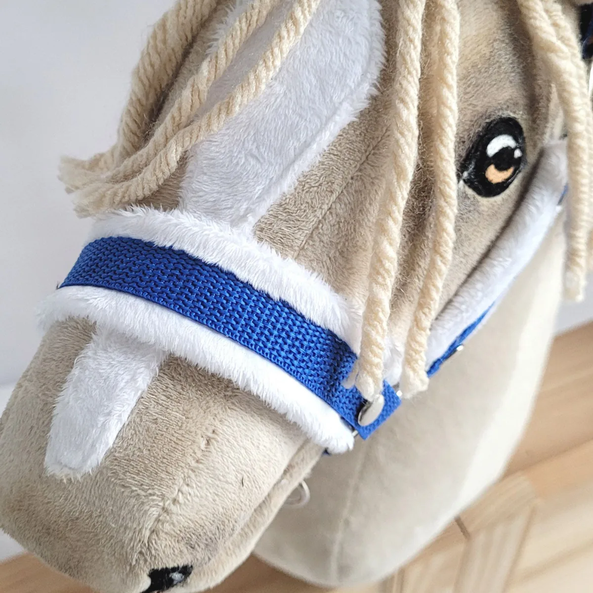 Rinkinys „Hobby Horse“ žirgui: apynasris A3 su baltu kailiuku ir virvinis pavadis, spalvos: mėlyna ir oranžinė