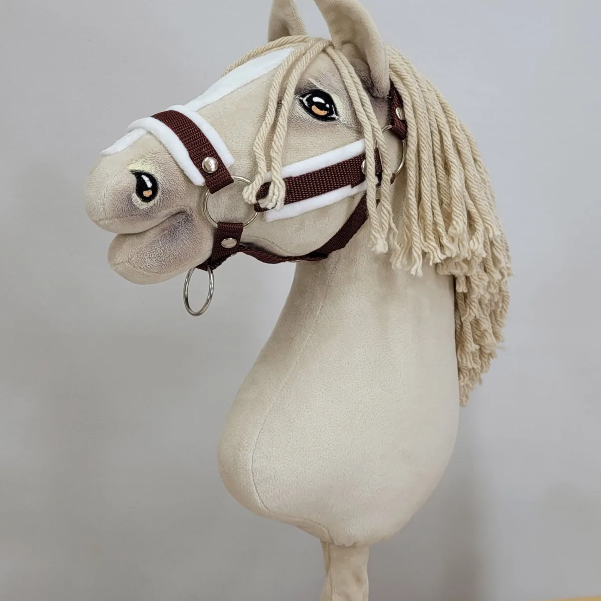 Rinkinys „Hobby Horse“ žirgui: apynasris A3 su baltu kailiuku ir virvinis pavadis, spalvos: rožinė, ruda ir kitos