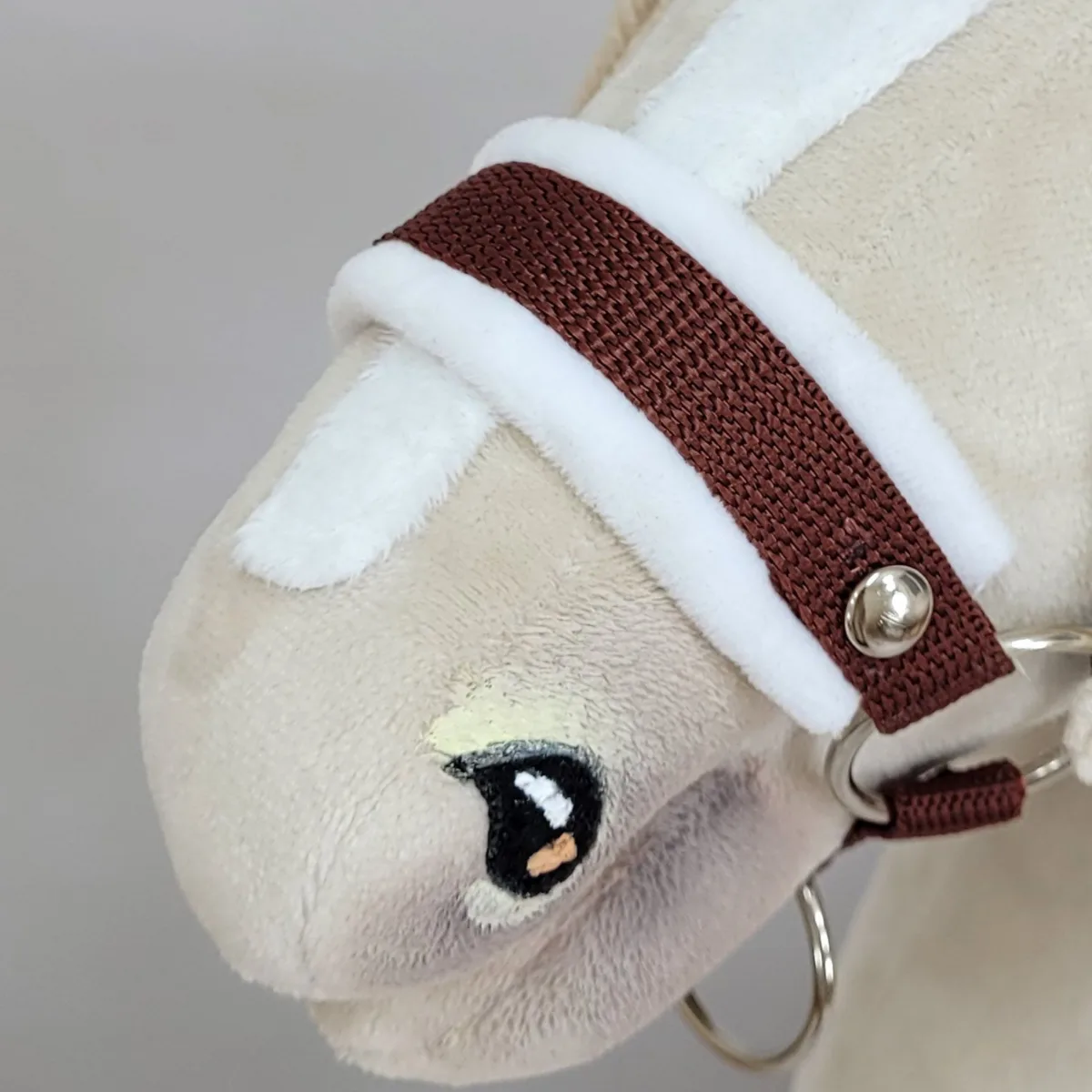 Rinkinys „Hobby Horse“ žirgui: apynasris A3 su baltu kailiuku ir virvinis pavadis, spalvos: rožinė, ruda ir kitos
