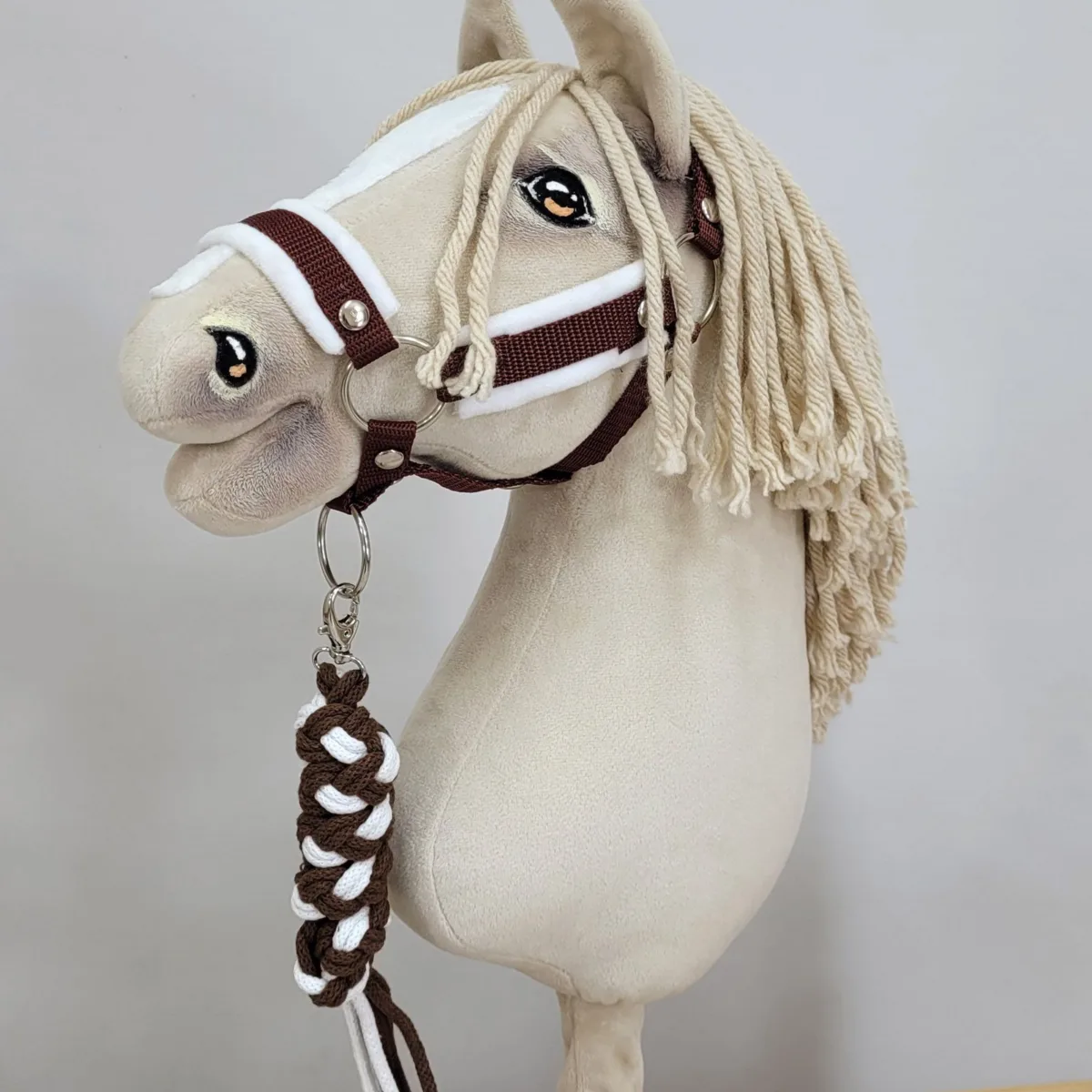 Rinkinys „Hobby Horse“ žirgui: apynasris A3 su baltu kailiuku ir virvinis pavadis, spalvos: rožinė, ruda ir kitos