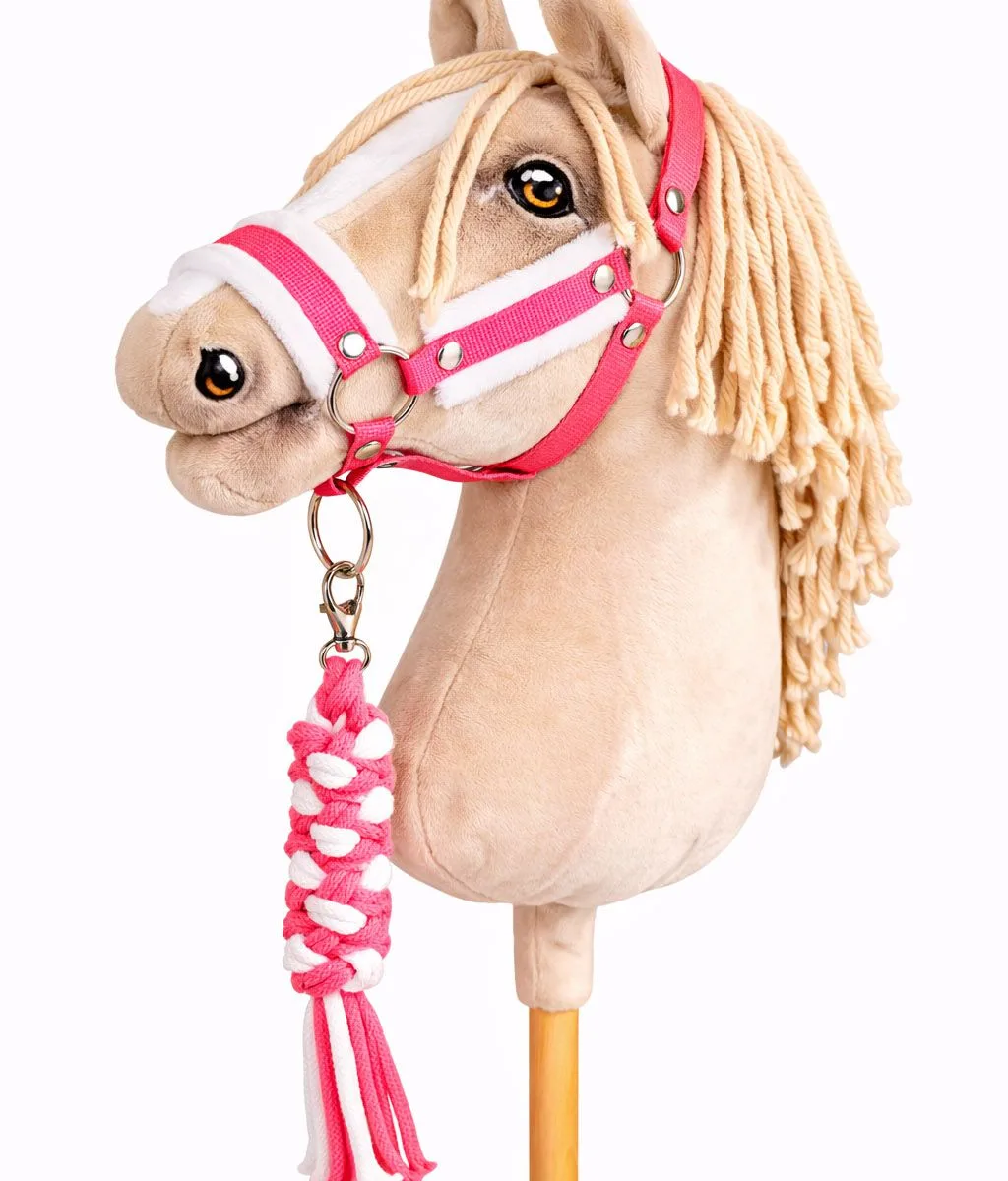 Rinkinys „Hobby Horse“ žirgui: apynasris A3 su baltu kailiuku ir virvinis pavadis, spalvos: rožinė, ruda ir kitos