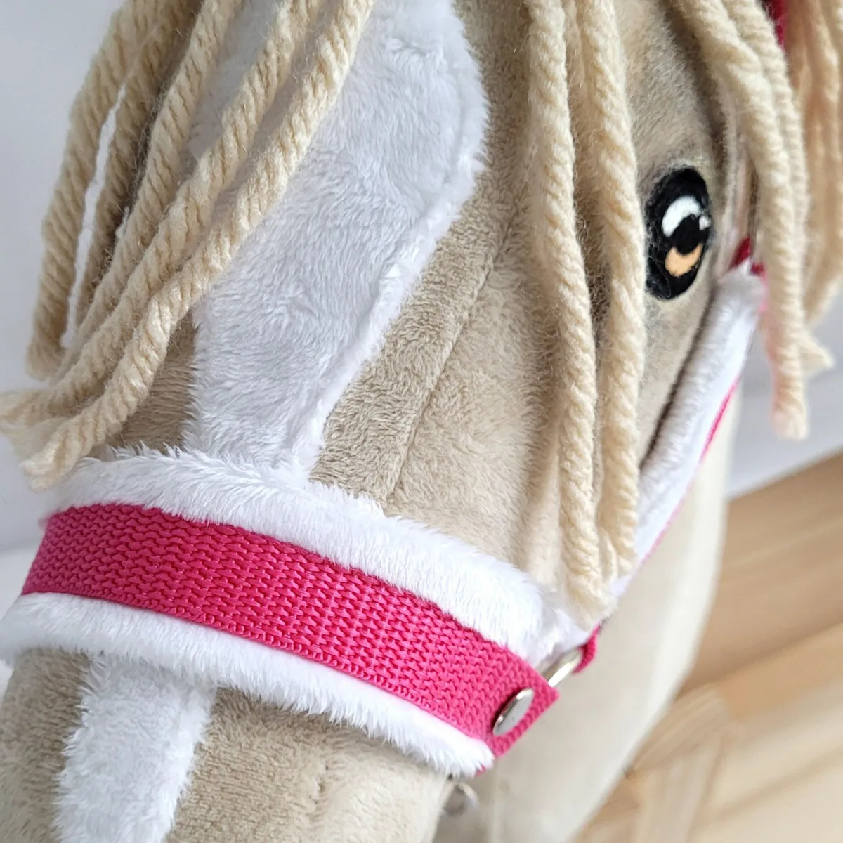 Rinkinys „Hobby Horse“ žirgui: apynasris A3 su baltu kailiuku ir virvinis pavadis, spalvos: rožinė, ruda ir kitos
