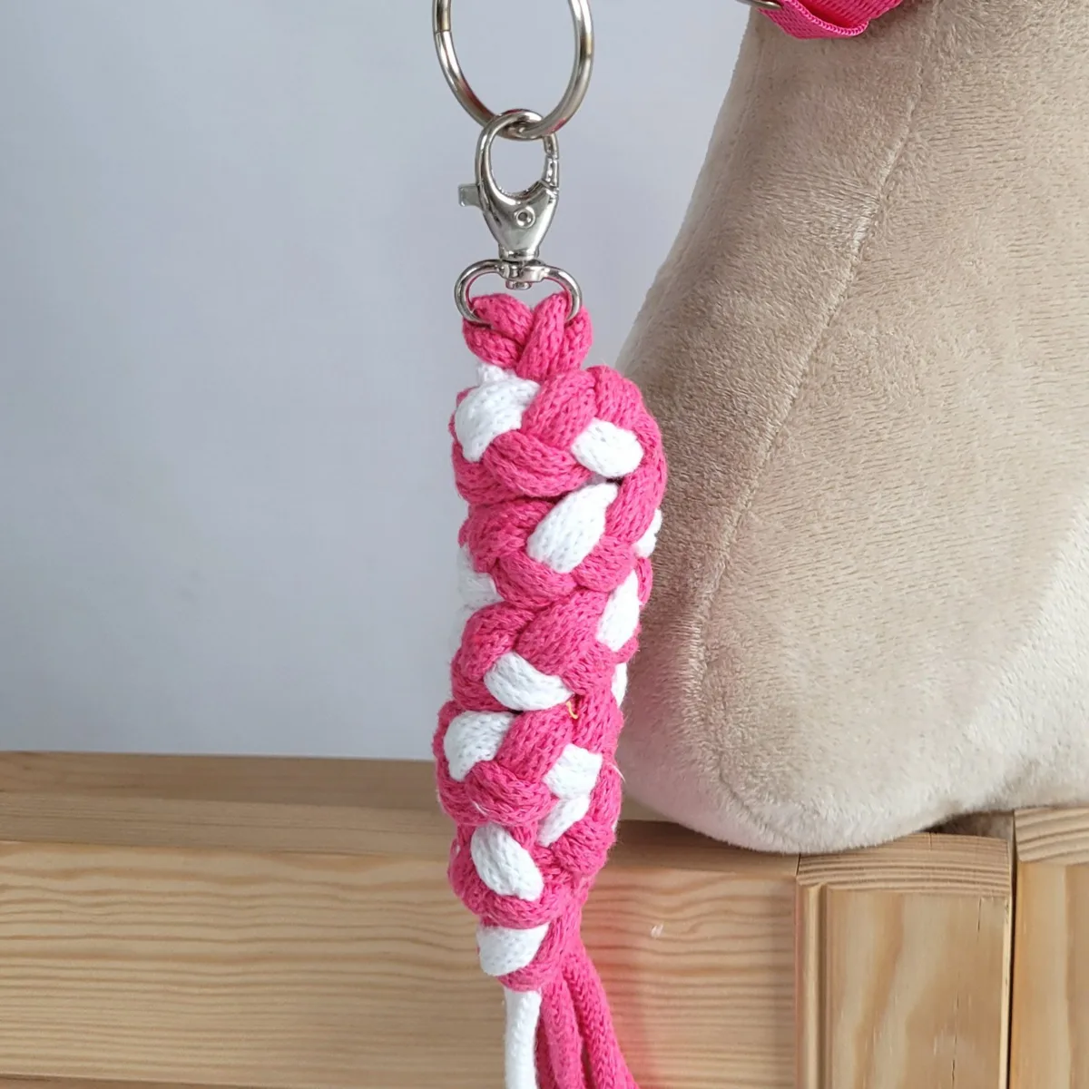 Rinkinys „Hobby Horse“ žirgui: apynasris A3 su baltu kailiuku ir virvinis pavadis, spalvos: rožinė, ruda ir kitos