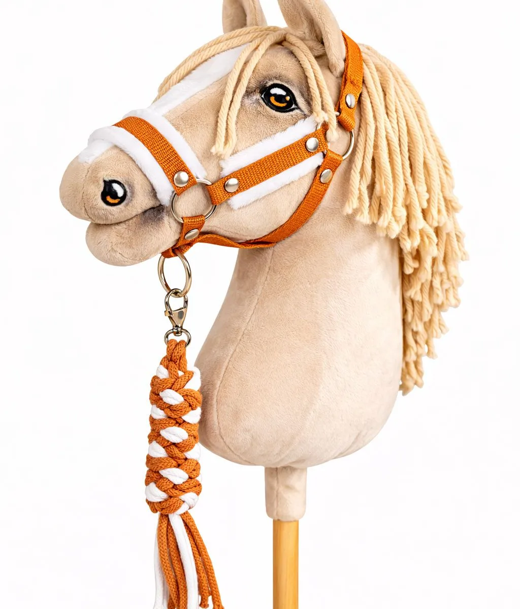 Rinkinys „Hobby Horse“ žirgui: apynasris A3 su baltu kailiuku ir virvinis pavadis, spalvos: balta, geltona ir juoda