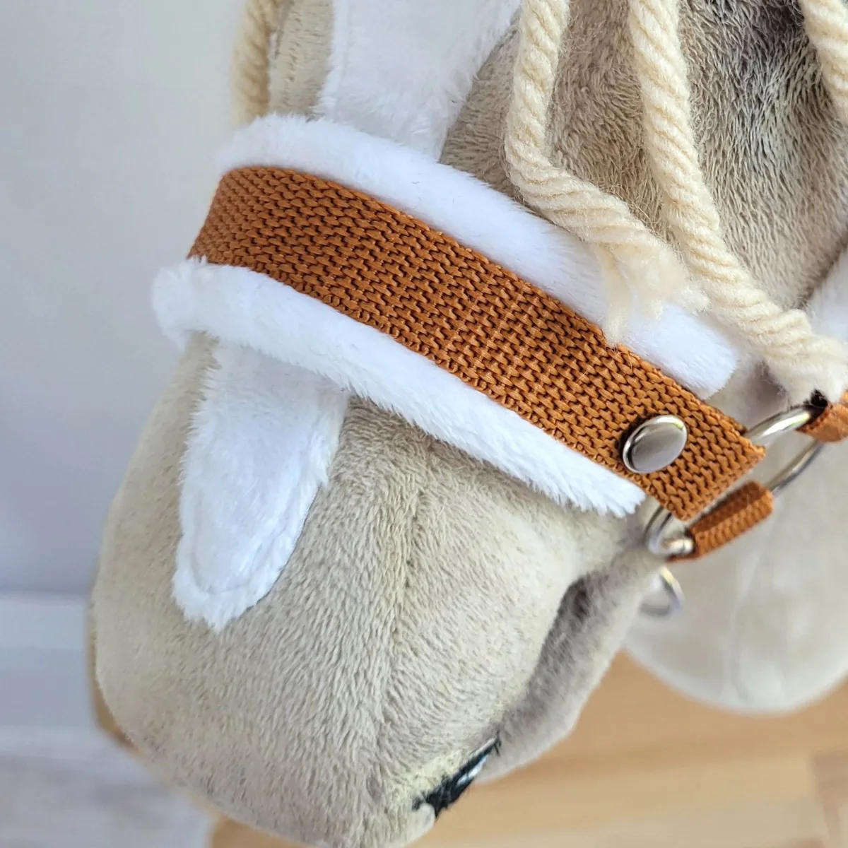Rinkinys „Hobby Horse“ žirgui: apynasris A3 su baltu kailiuku ir virvinis pavadis, spalvos: balta, geltona ir juoda