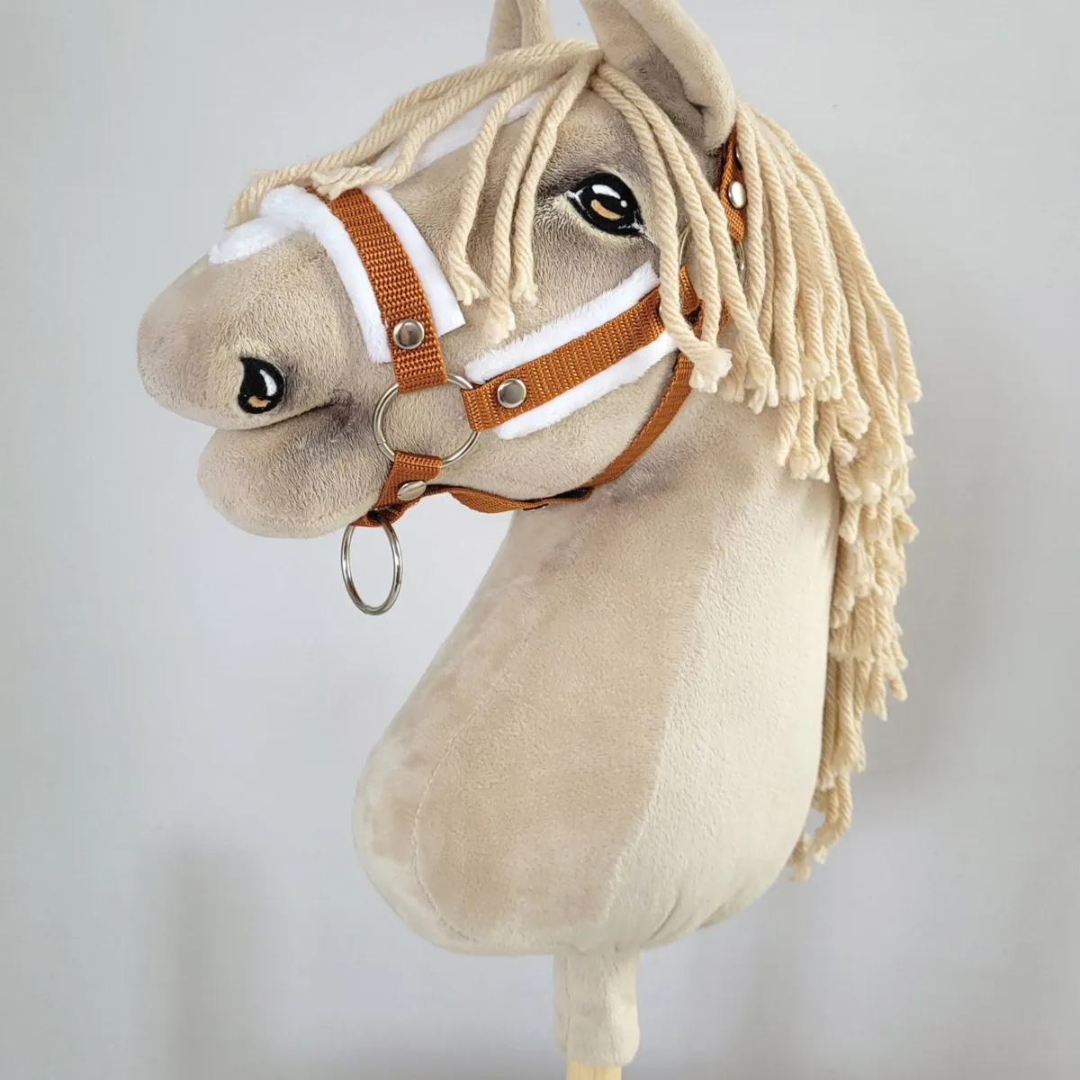 Rinkinys „Hobby Horse“ žirgui: apynasris A3 su baltu kailiuku ir virvinis pavadis, spalvos: balta, geltona ir juoda