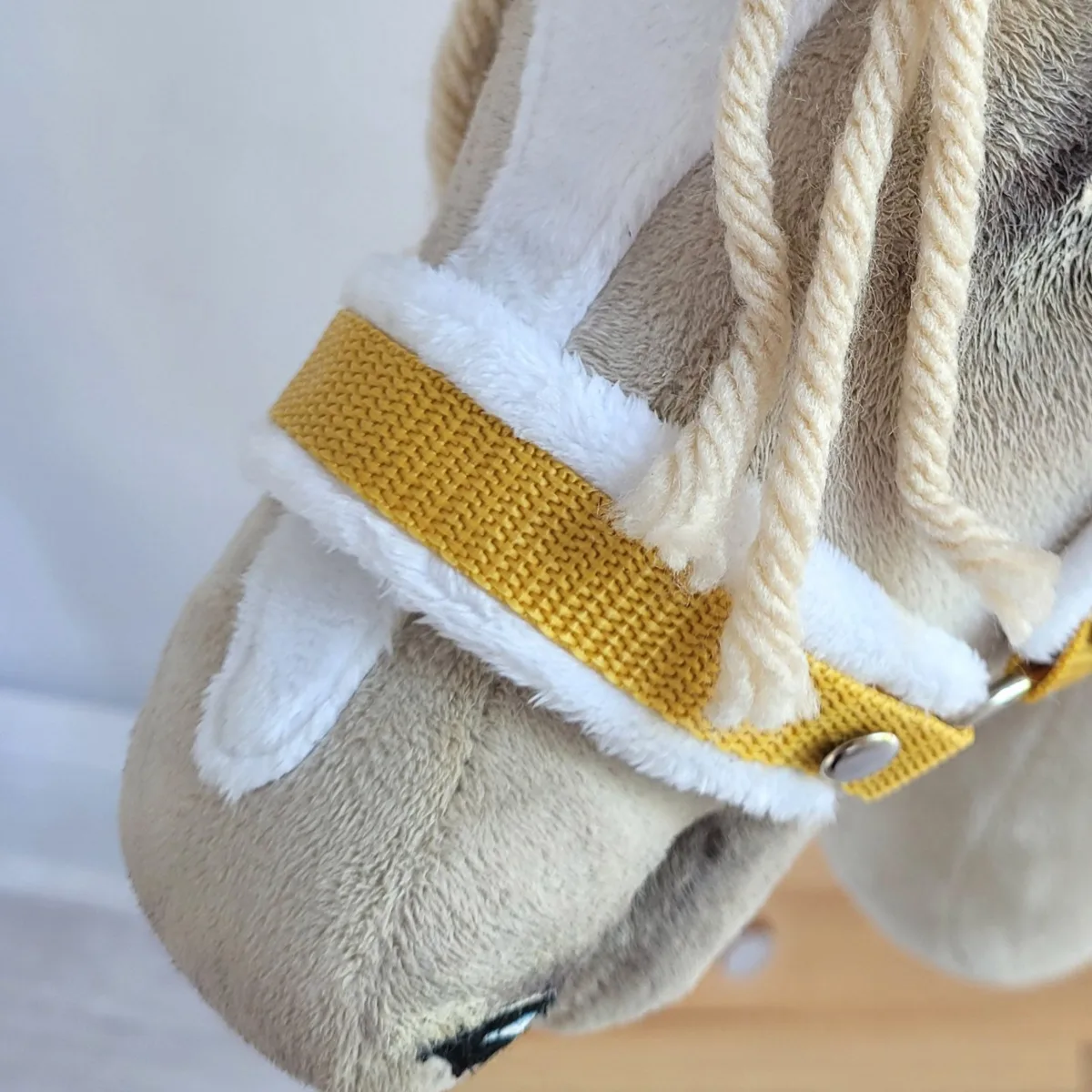Rinkinys „Hobby Horse“ žirgui: apynasris A3 su baltu kailiuku ir virvinis pavadis, spalvos: balta, geltona ir juoda